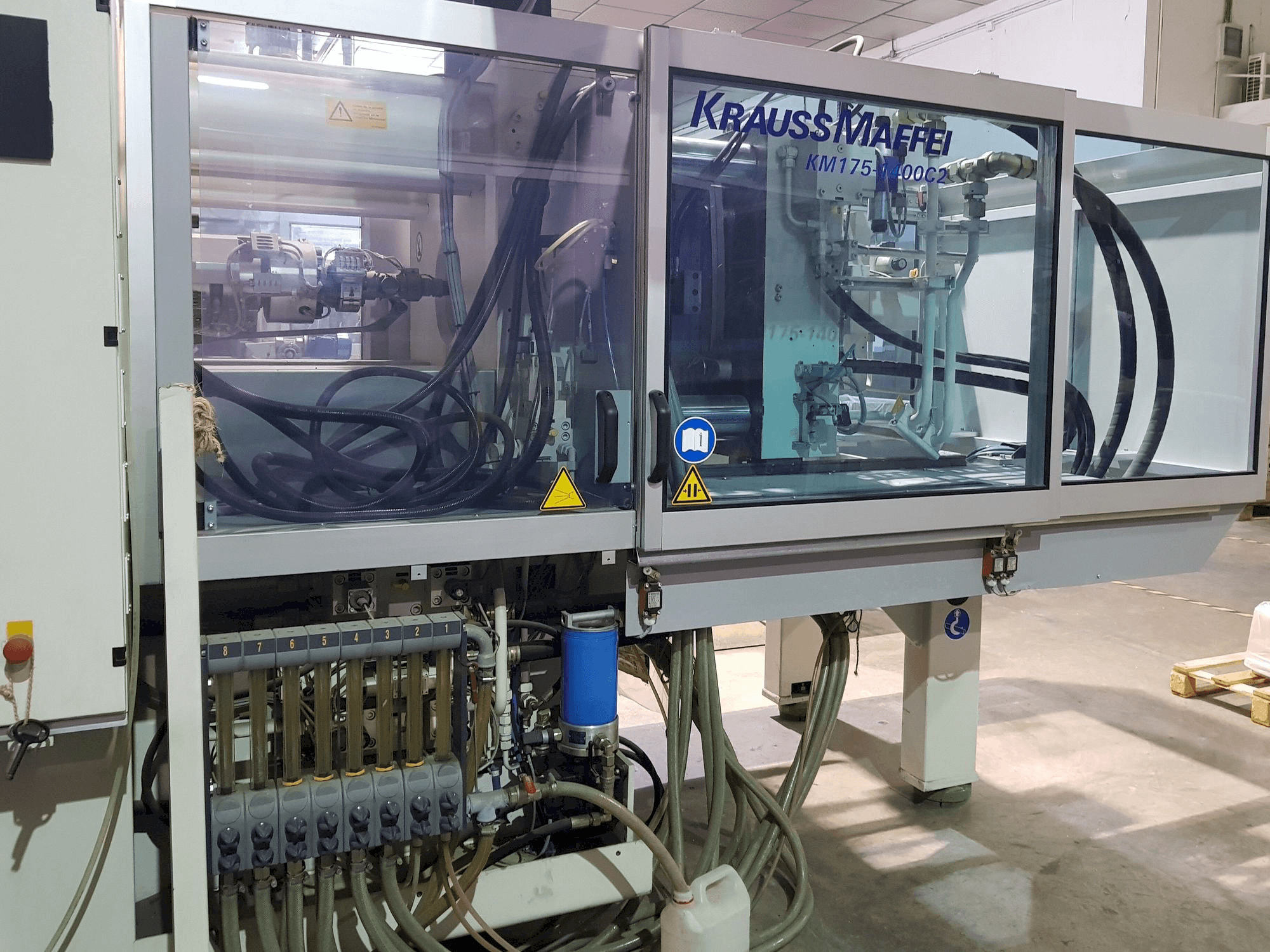 A Krauss Maffei 175-1400 C2 gép elölnézete