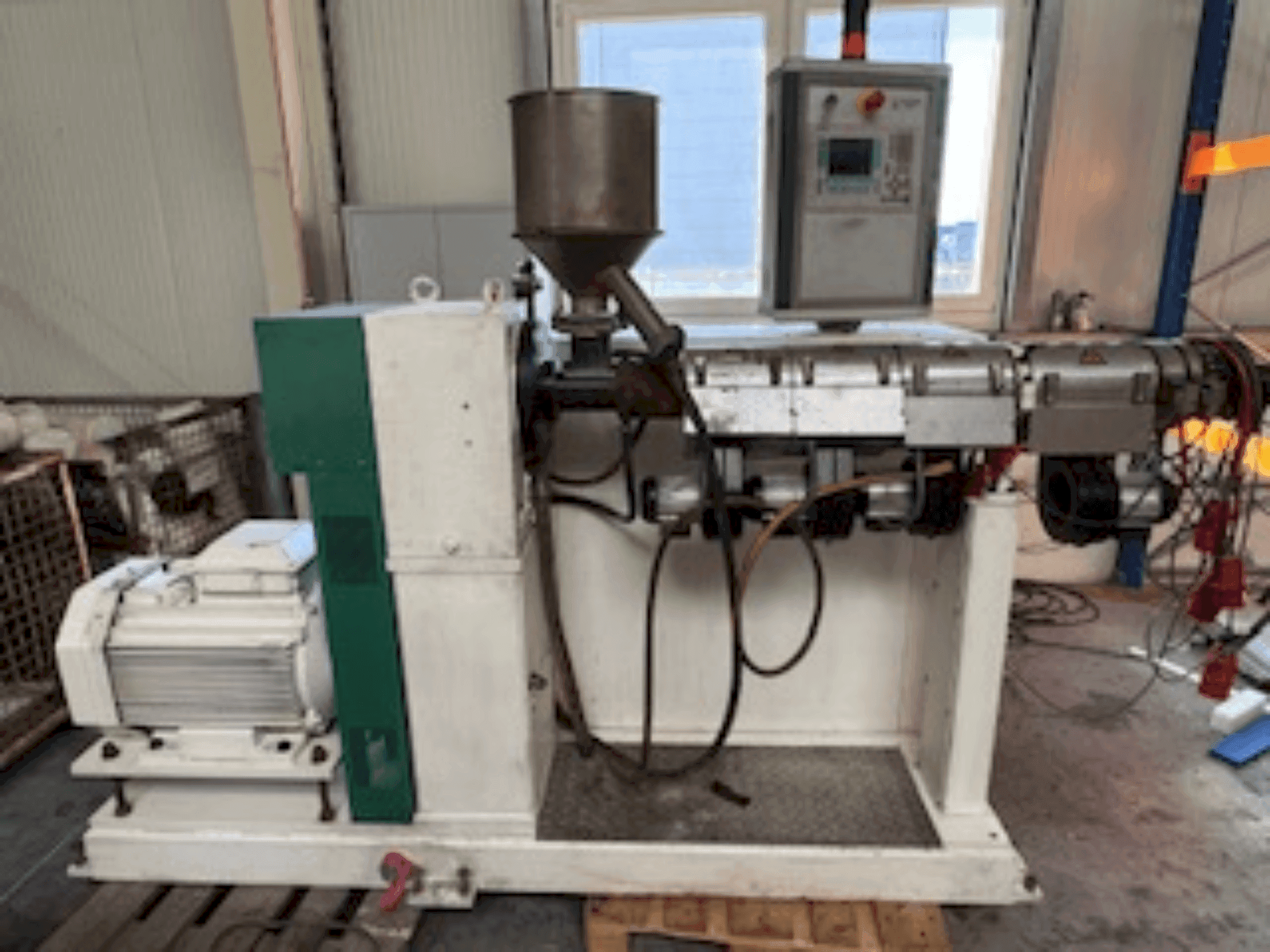 A KUHNE KS45-24D gép elölnézete