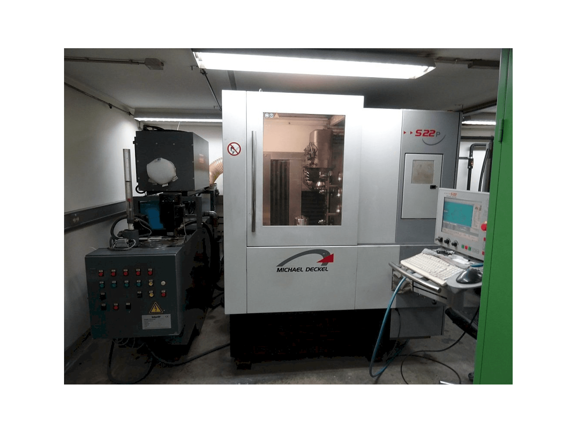 A Michael Deckel S22 P gép elölnézete