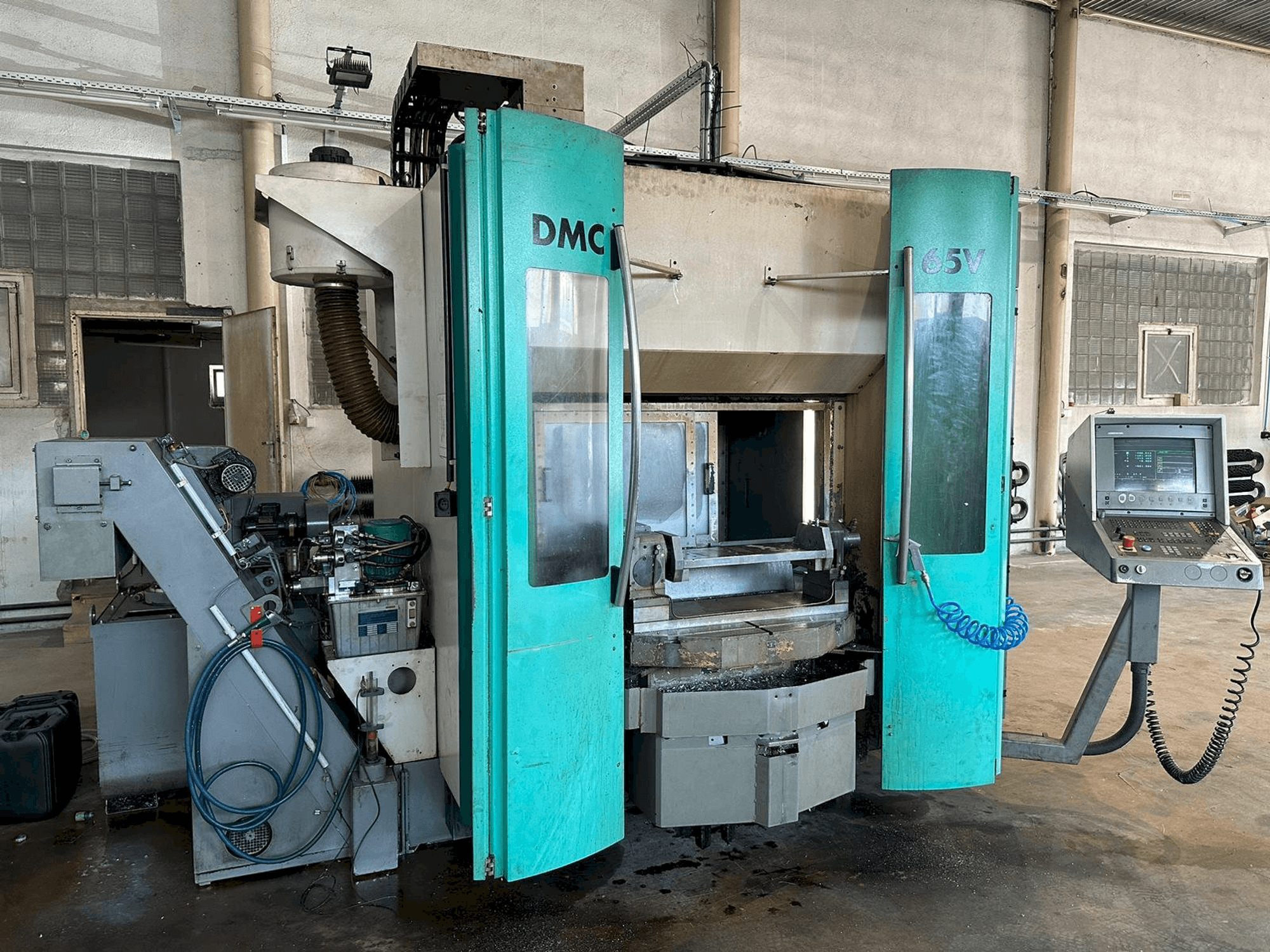 A DECKEL MAHO DMC 65V gép elölnézete