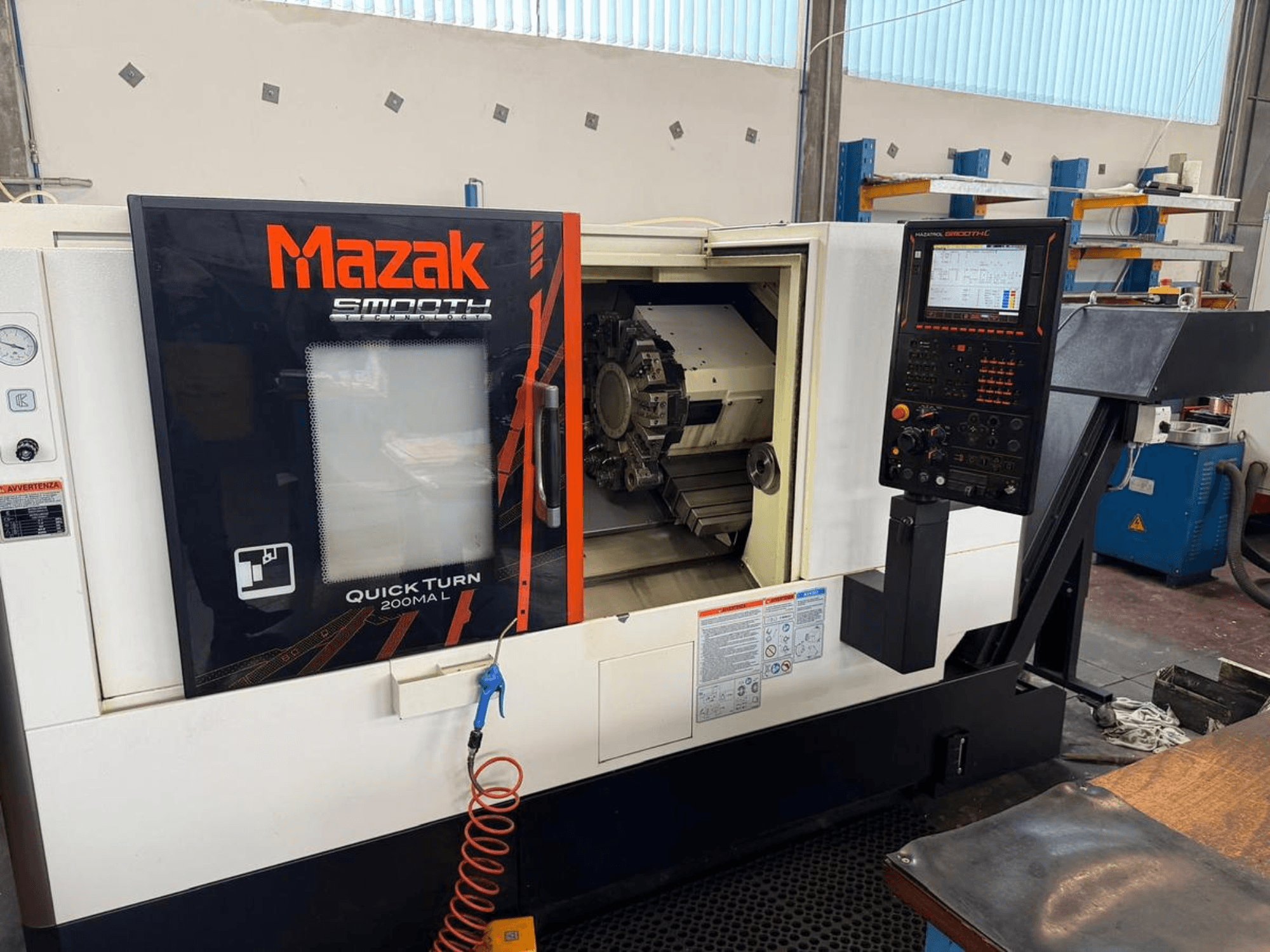 Mazak QUICK TURN 200MA L vízszintes esztergagép, elölnézetben a vezérlőpanel és a megmunkáló kamra.