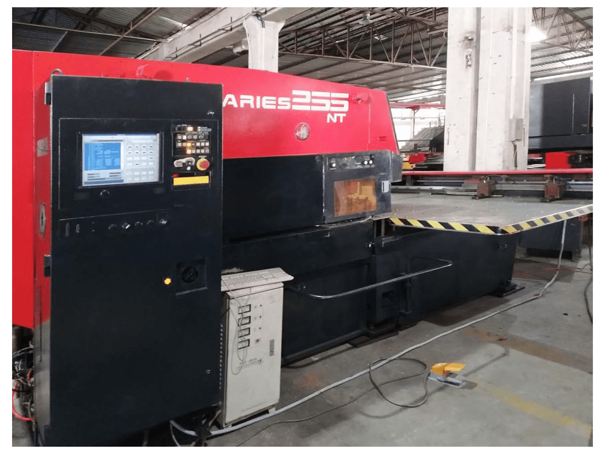 A AMADA ARIES 255NT gép bal oldali nézete