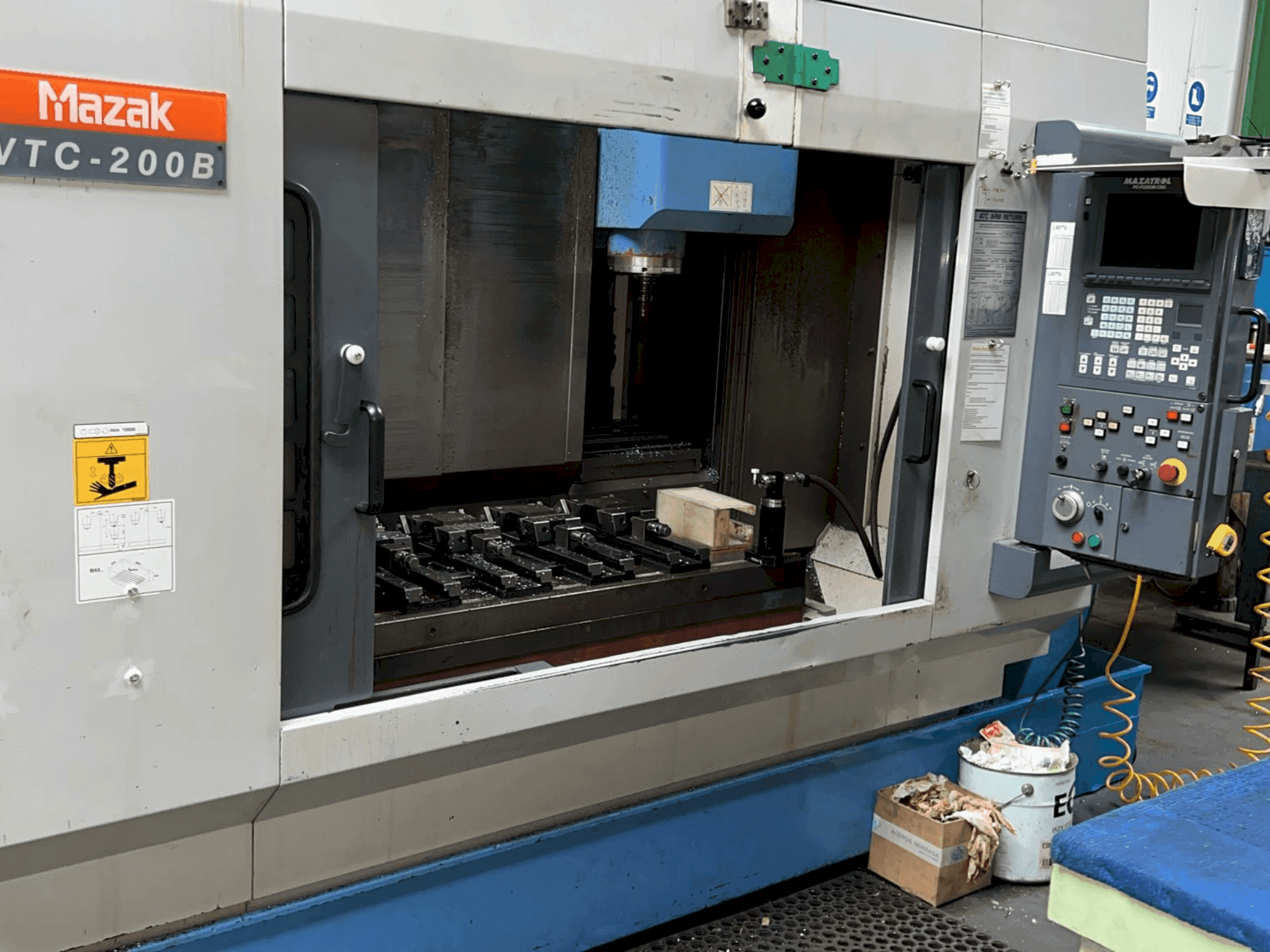 A Mazak VTC 200B gép elölnézete