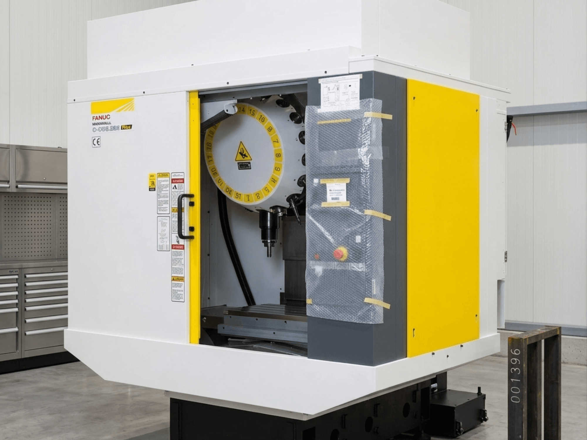 FANUC Robodrill D21MIB 5ADV Plus függőleges megmunkálóközpont, elölnézetben a vezérlőpanel és az orsó területe.