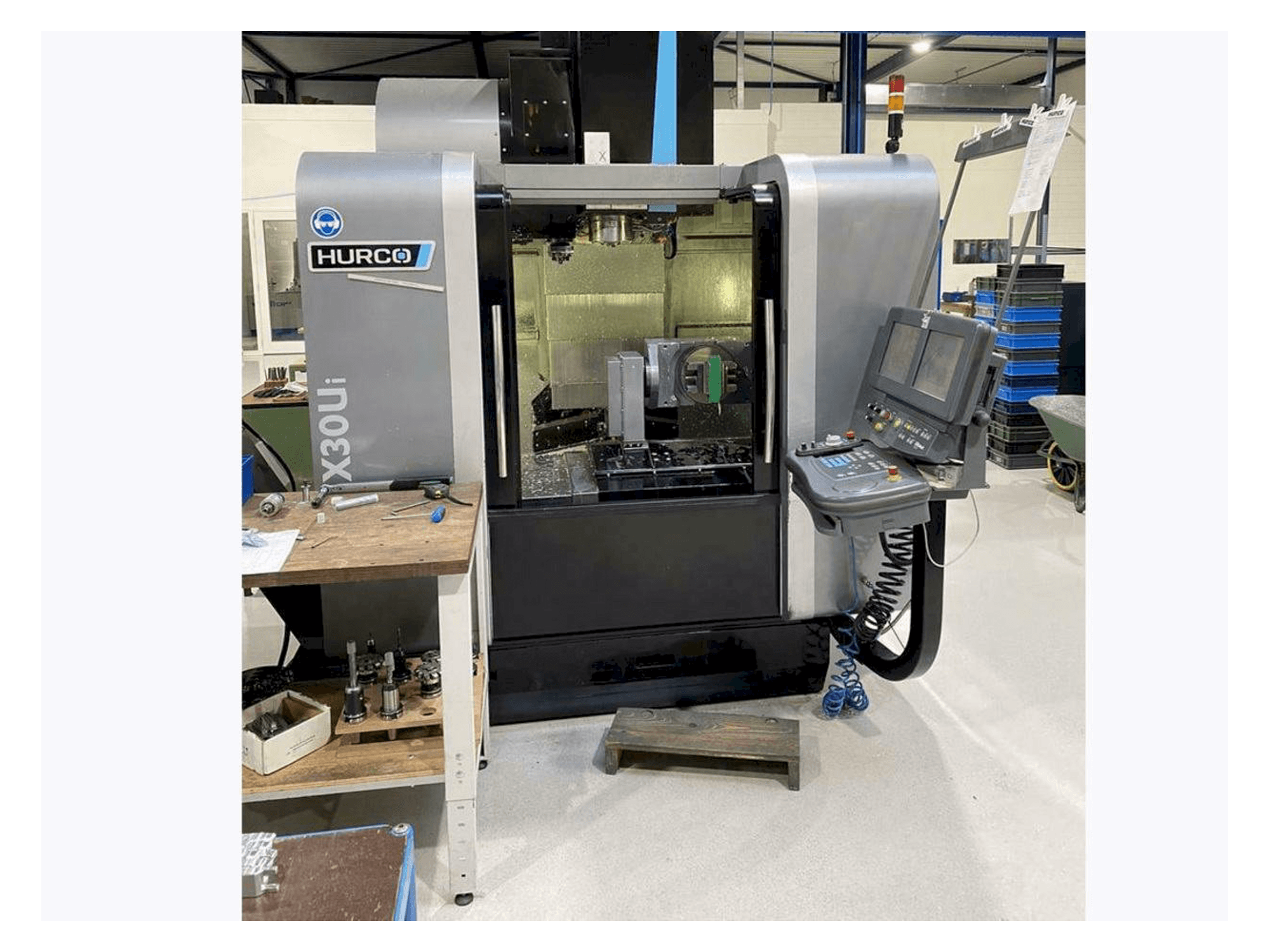 A Hurco VMX30 Ui gép elölnézete