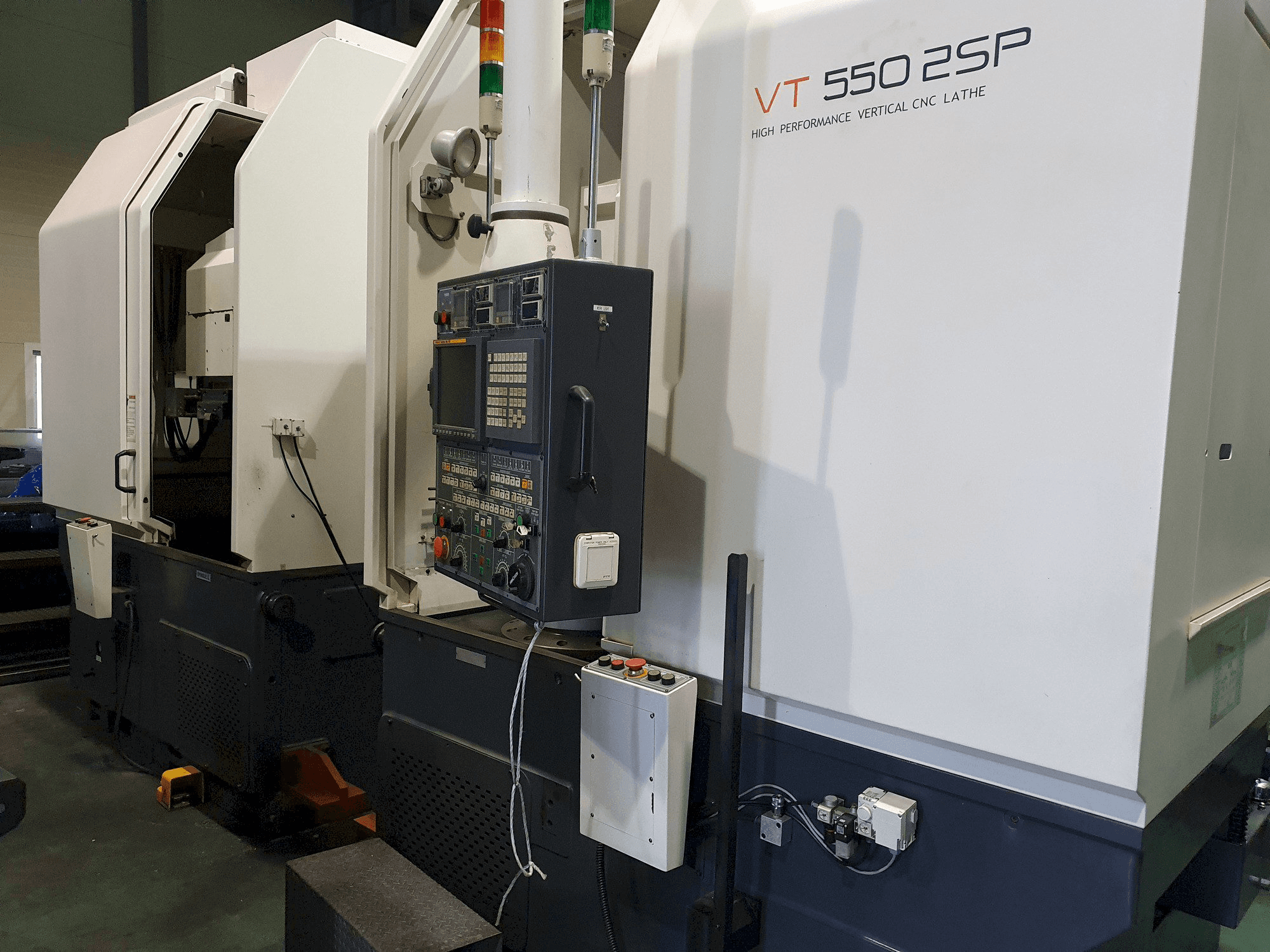 A HWACHEON VT-500 2SP gép elölnézete