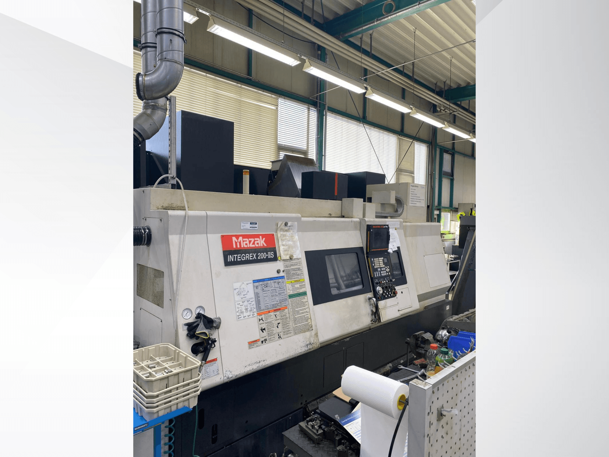 Mazak INTEGREX 200 III S eszterga-marógép, oldalnézet, amelyen látható a vezérlőpanel, a mérőműszerek és a munkaterületen található szerszámok.