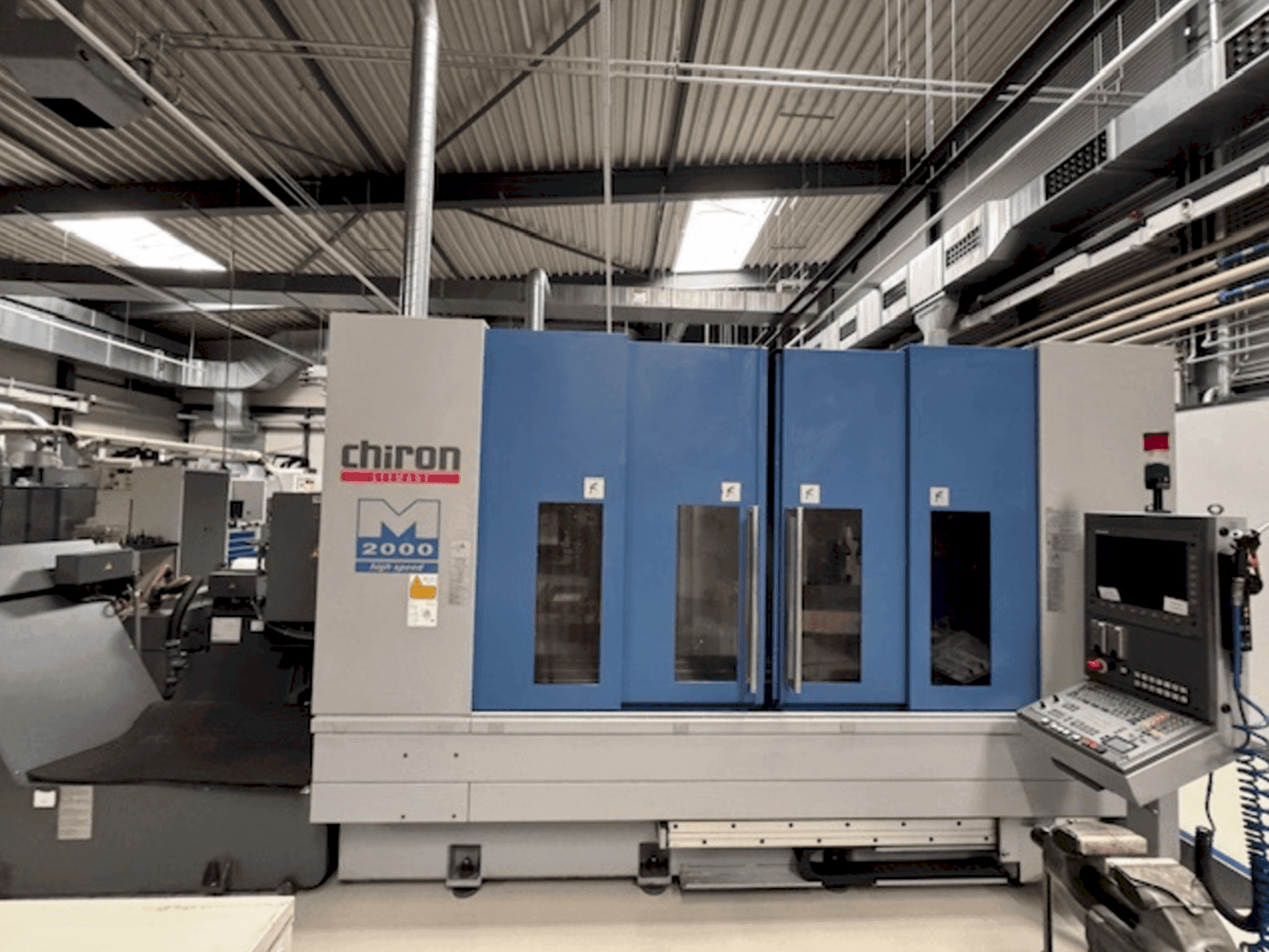 A CHIRON Mill 2000 gép elölnézete