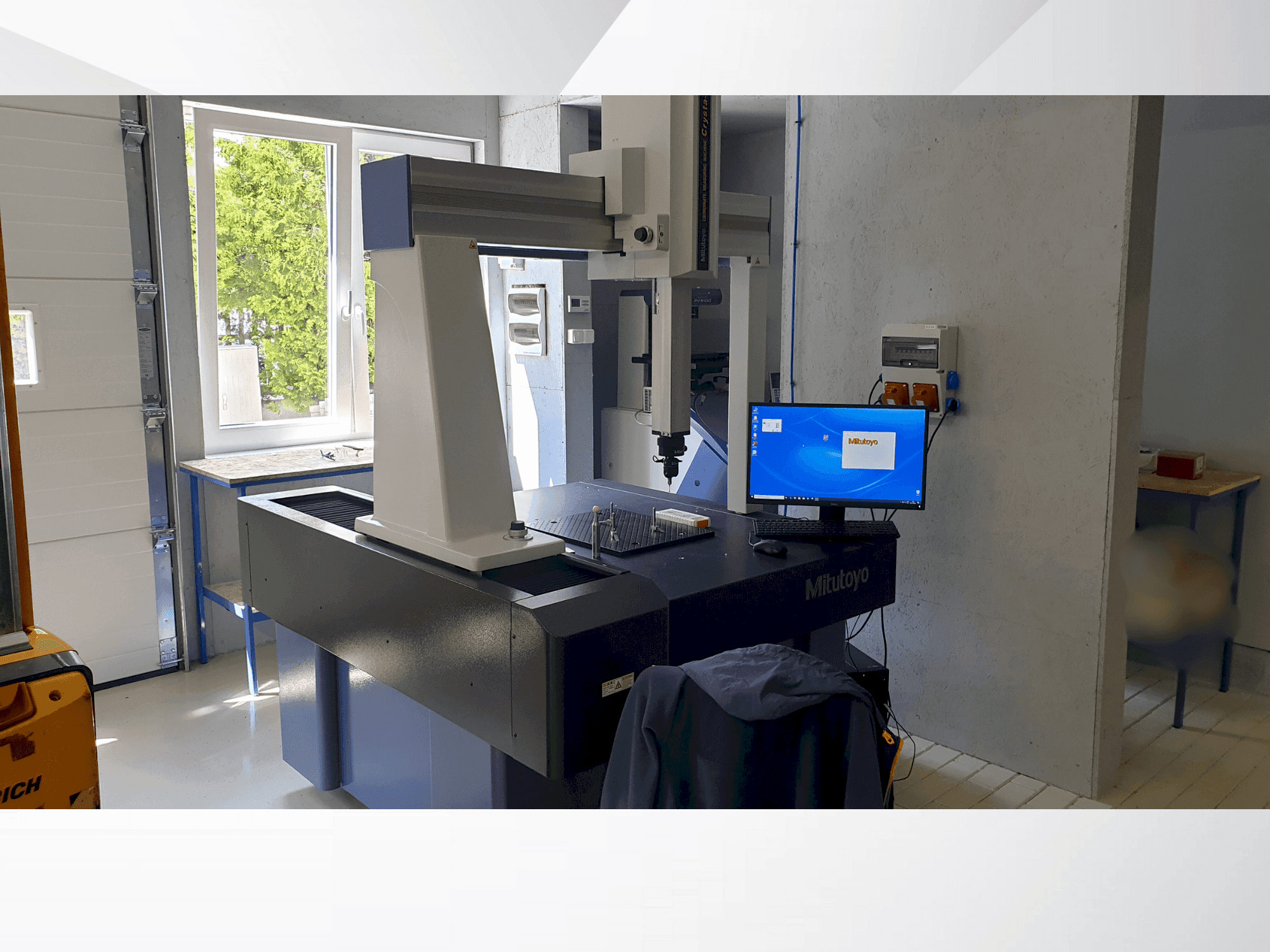 A Mitutoyo MITUTOYO Crysta Plus M 776 gép elölnézete