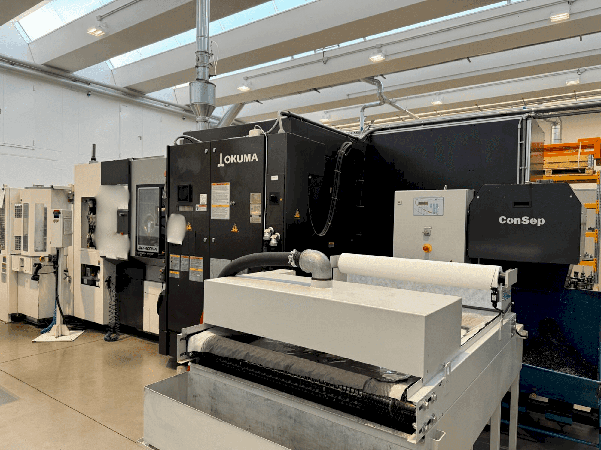 A Okuma MA-400HA gép elölnézete