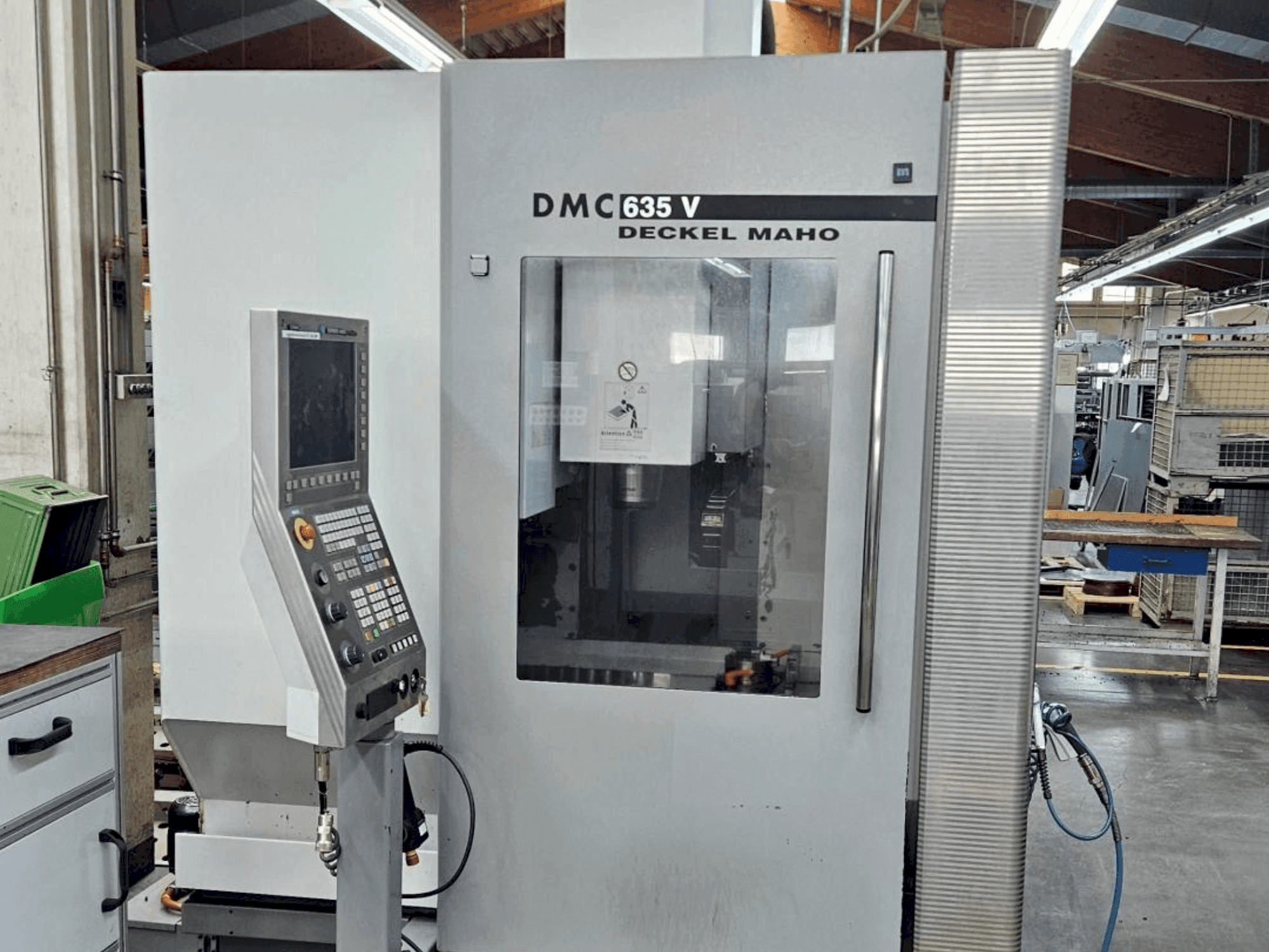 A DMG DECKEL MAHO DMC 635V gép elölnézete