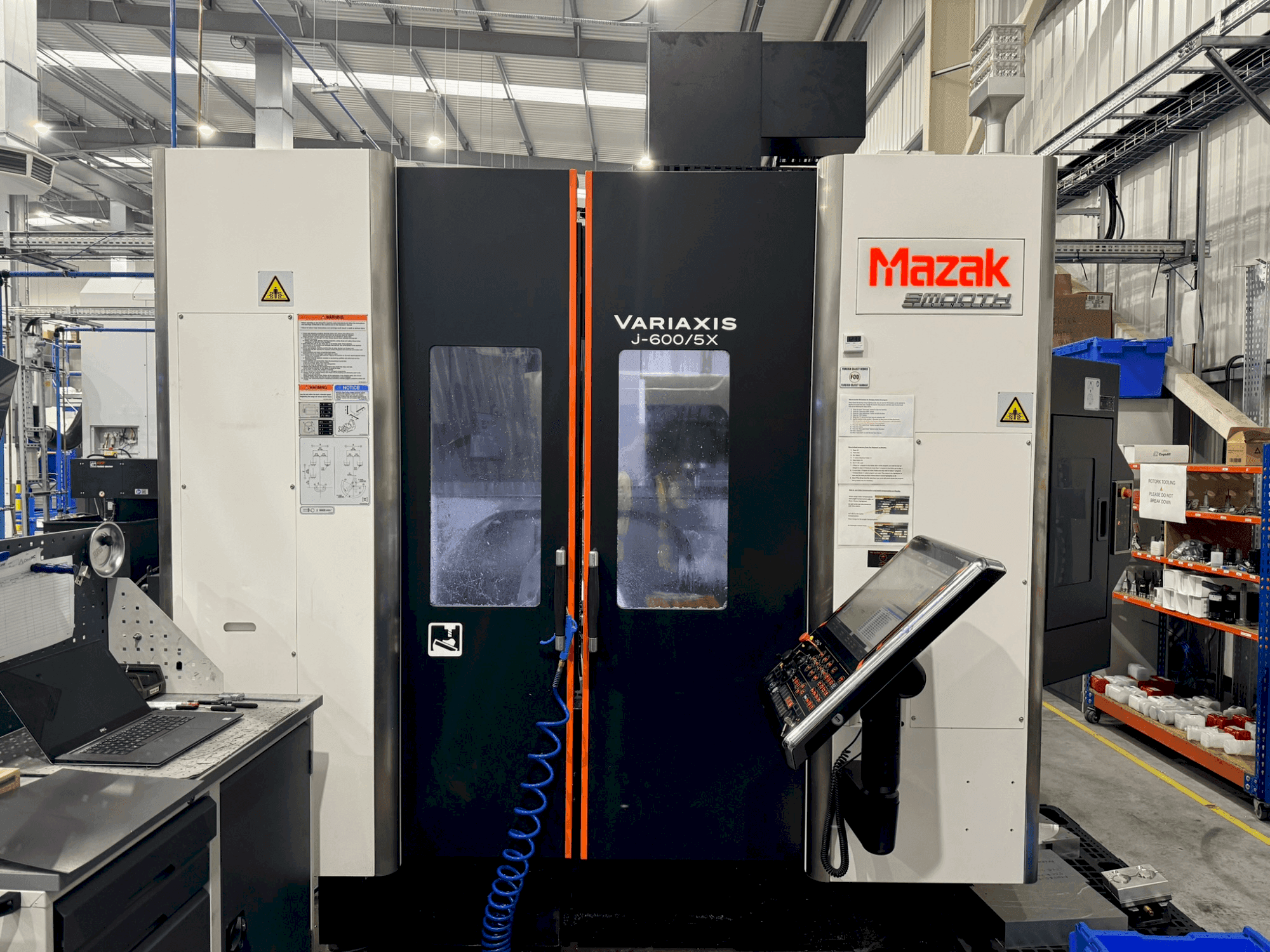 A Mazak Variaxis J-600 gép elölnézete