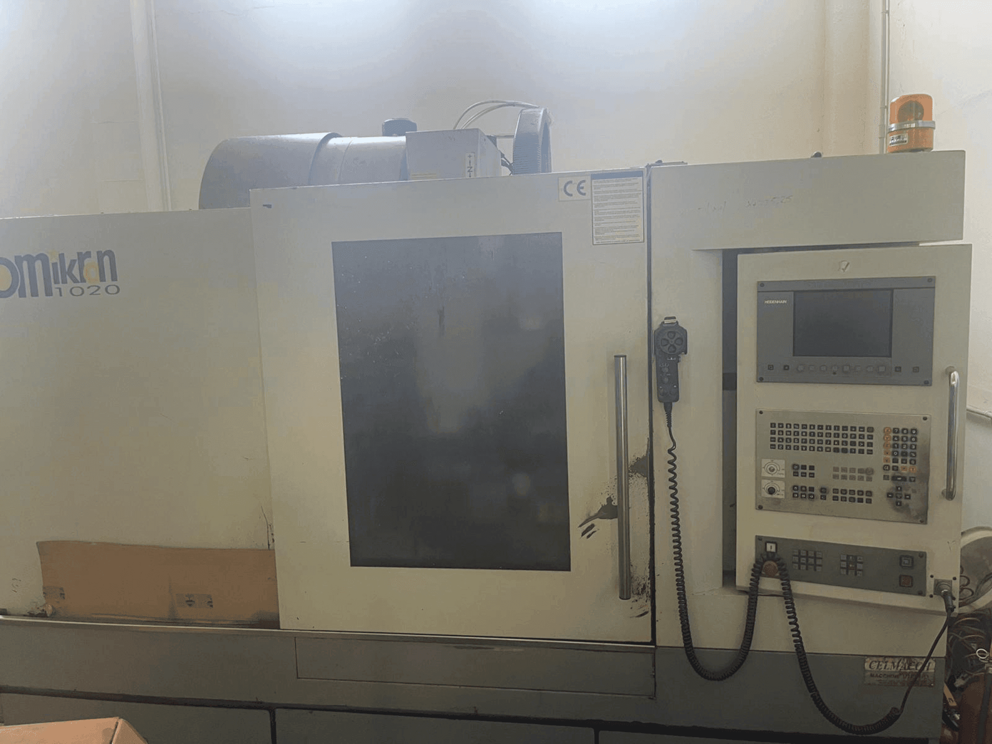 A HARTFORD Omikron VMC-1020 A gép elölnézete