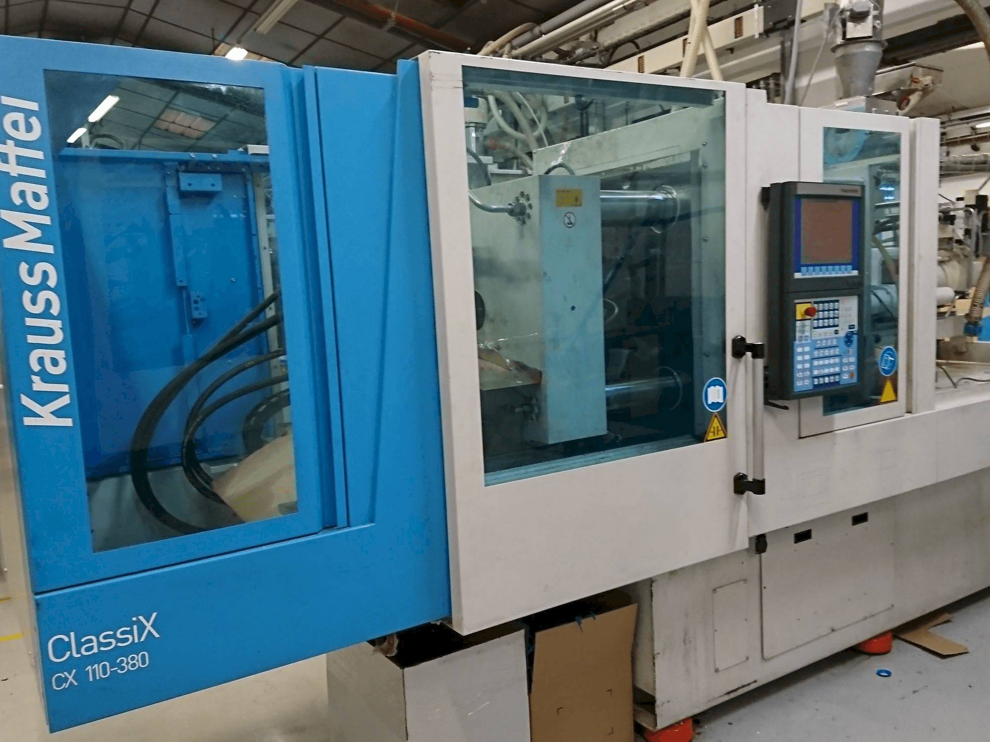 A Krauss Maffei 110-380 CX gép elölnézete