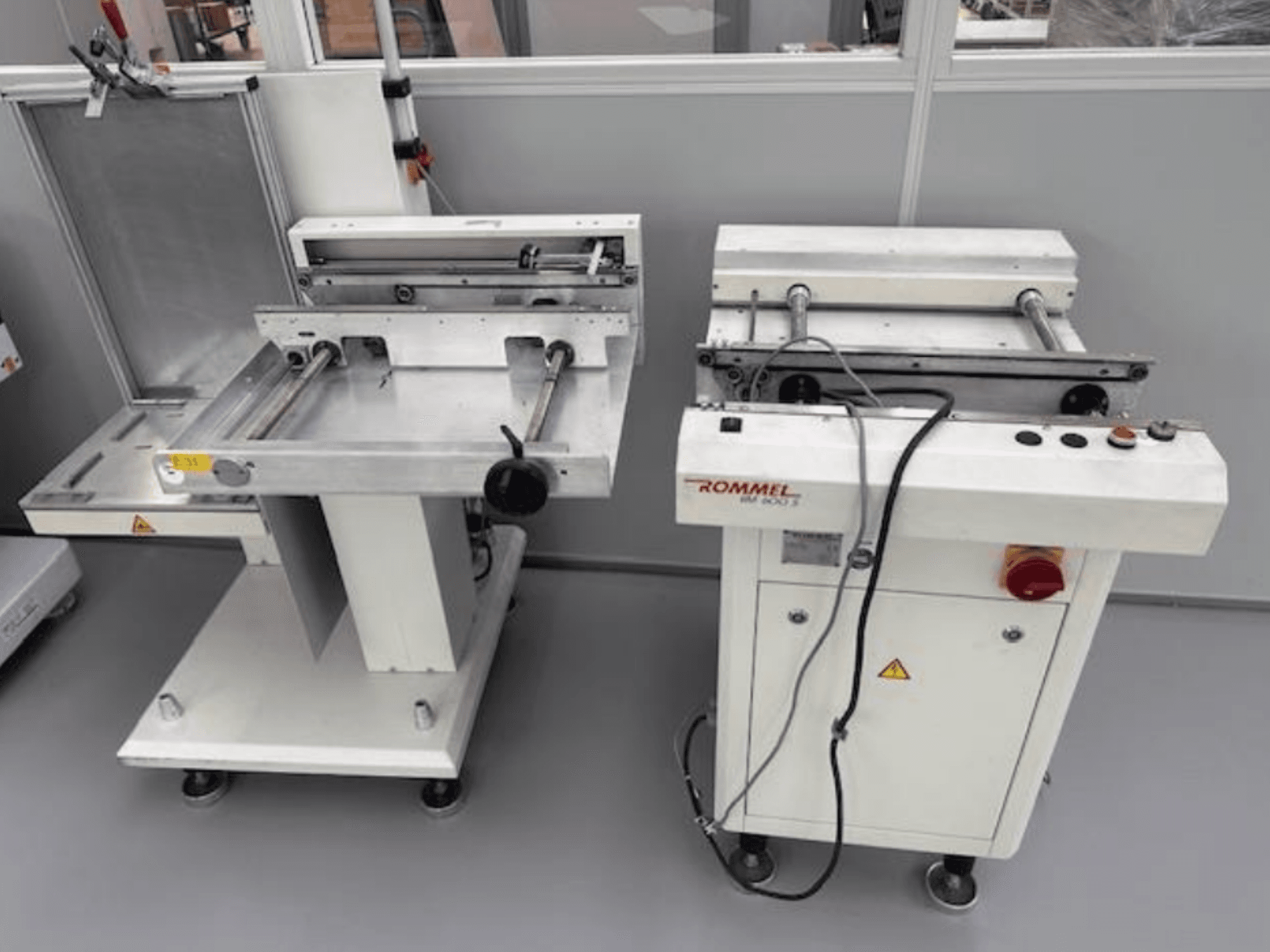 Rommel HM 5033 címkézőgép, előlnézet; vezérlőpanel, görgők és rozsdamentes acélfelületek.