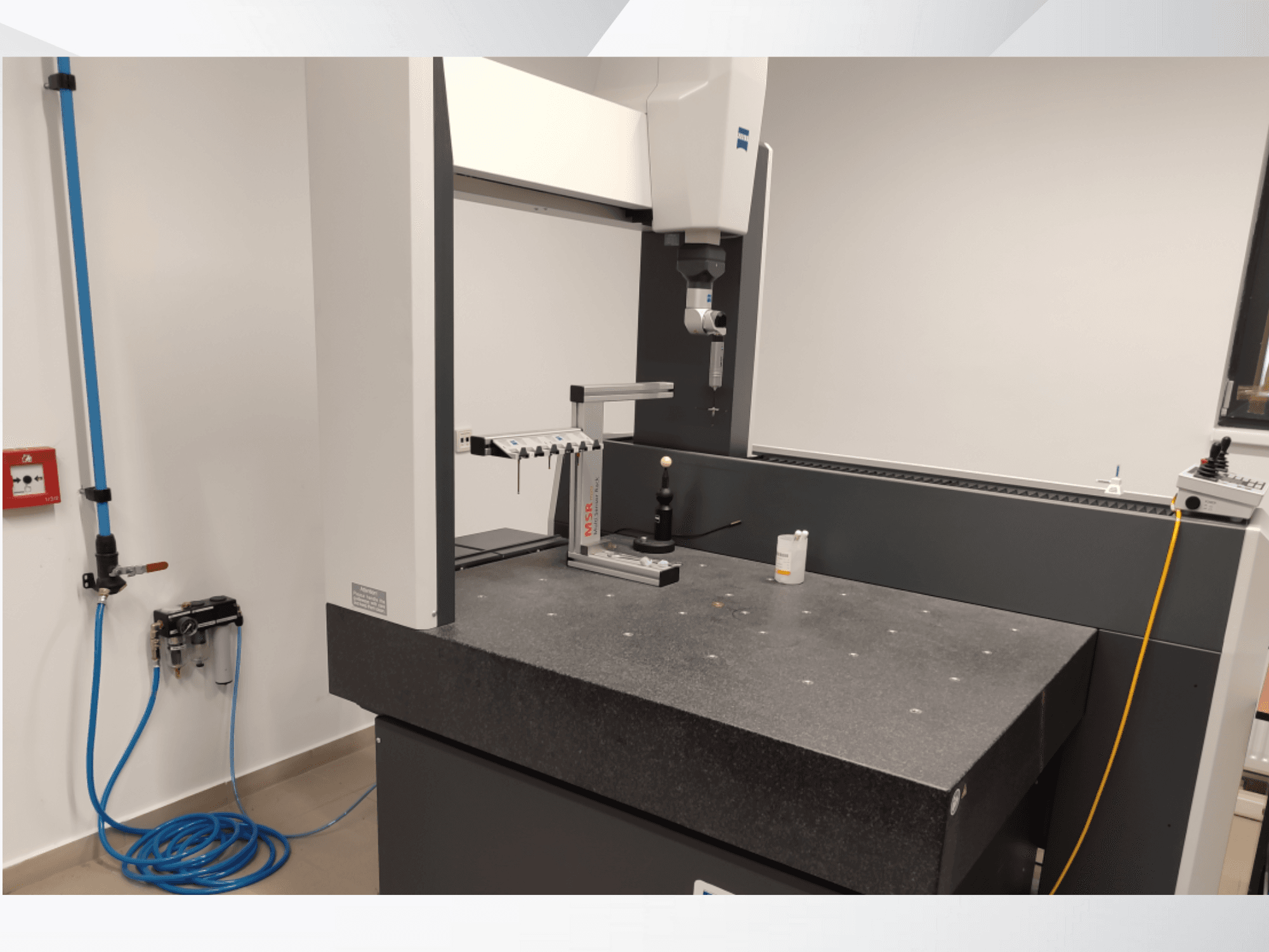 MSR mérőberendezés egy laboratóriumban, elölnézetben a gránitasztal, a kalibráló gömb és a csatlakoztatott segédprogramok.