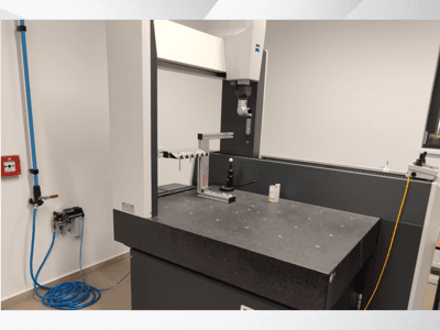 MSR mérőberendezés egy laboratóriumban, elölnézetben a gránitasztal, a kalibráló gömb és a csatlakoztatott segédprogramok.