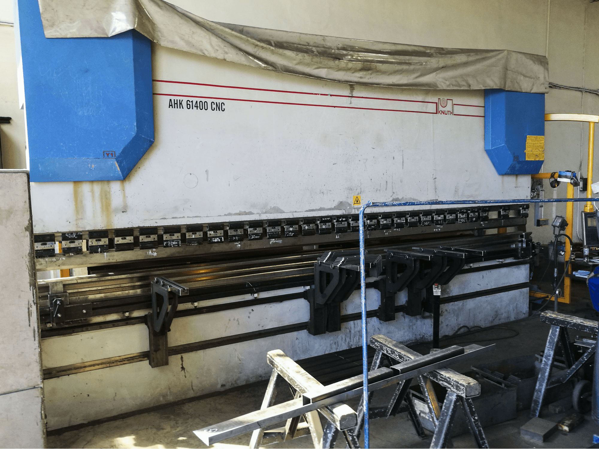 A KNUTH AHK 61400 CNC gép bal oldali nézete