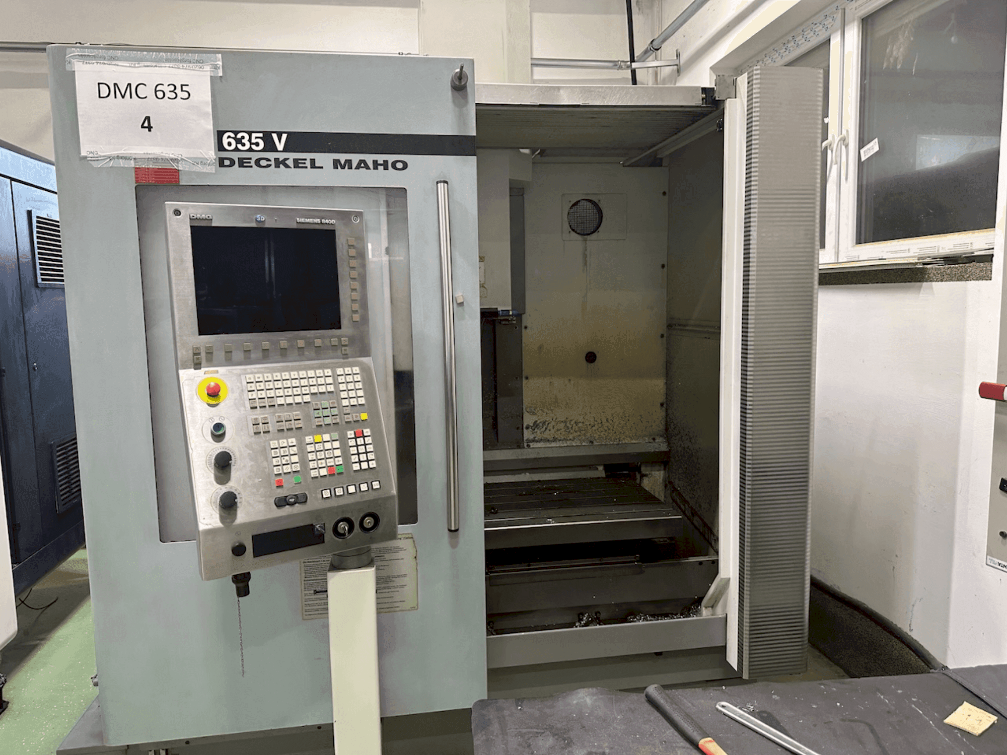 A DECKEL MAHO DMC 635 V gép elölnézete