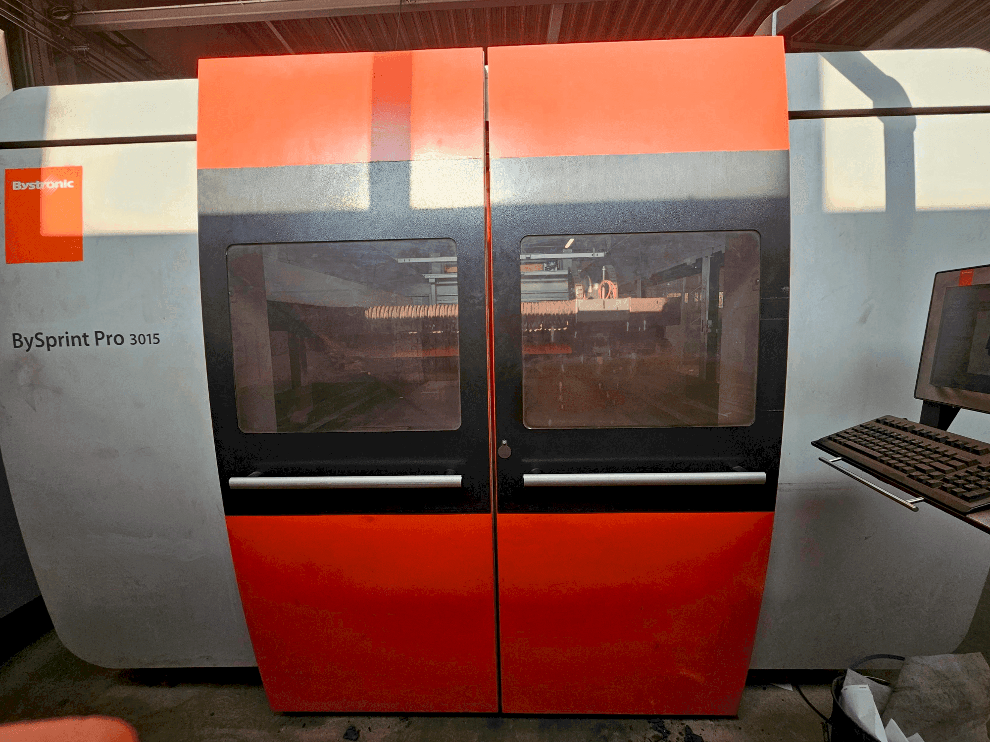 A Bystronic Bysprint Pro 3015 gép elölnézete