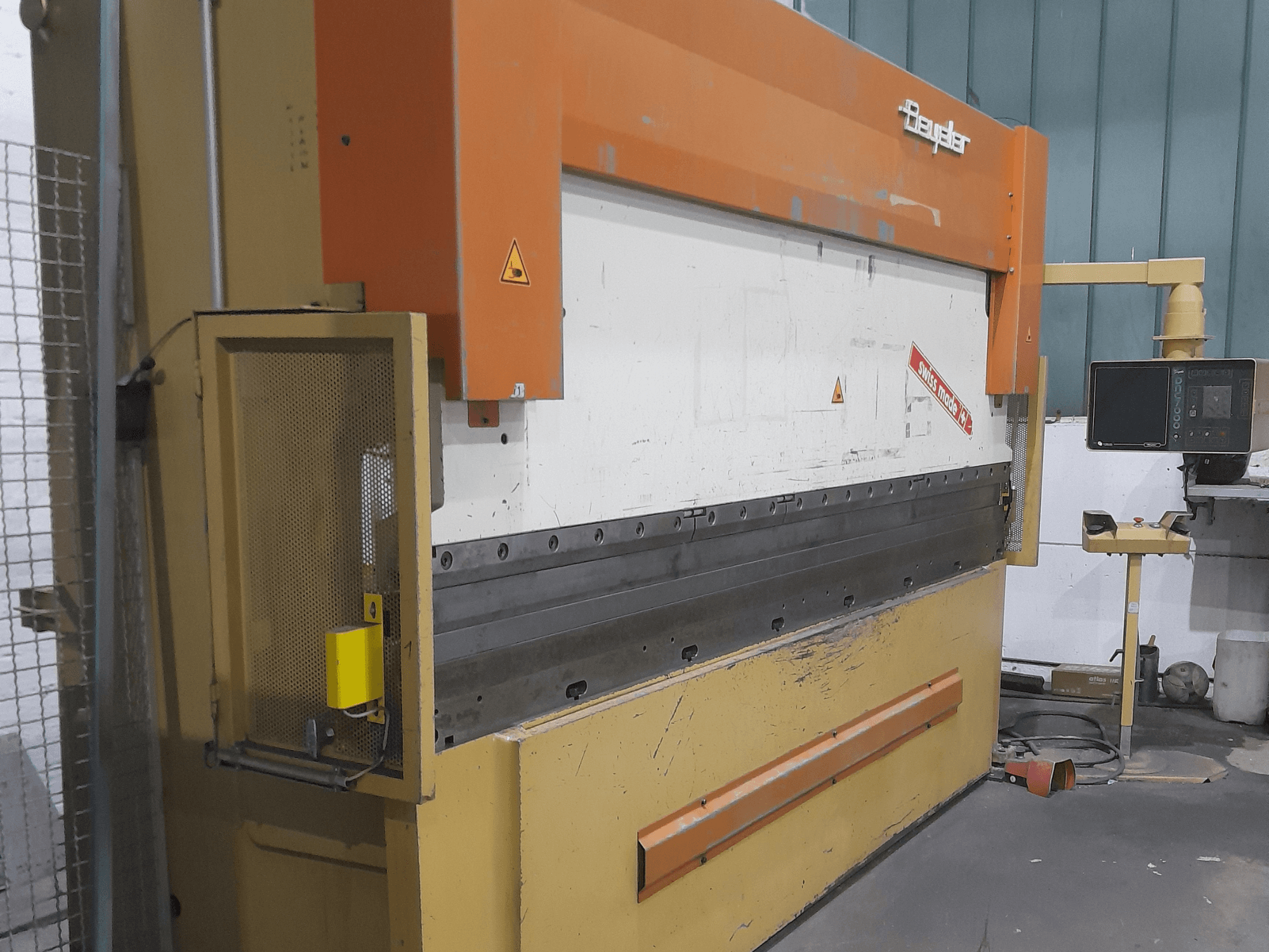 BEYELER RT125x3600 présfék oldalnézetben, vezérlőpanellel és biztonsági védőburkolattal, ideális fémhajlítási feladatokhoz.