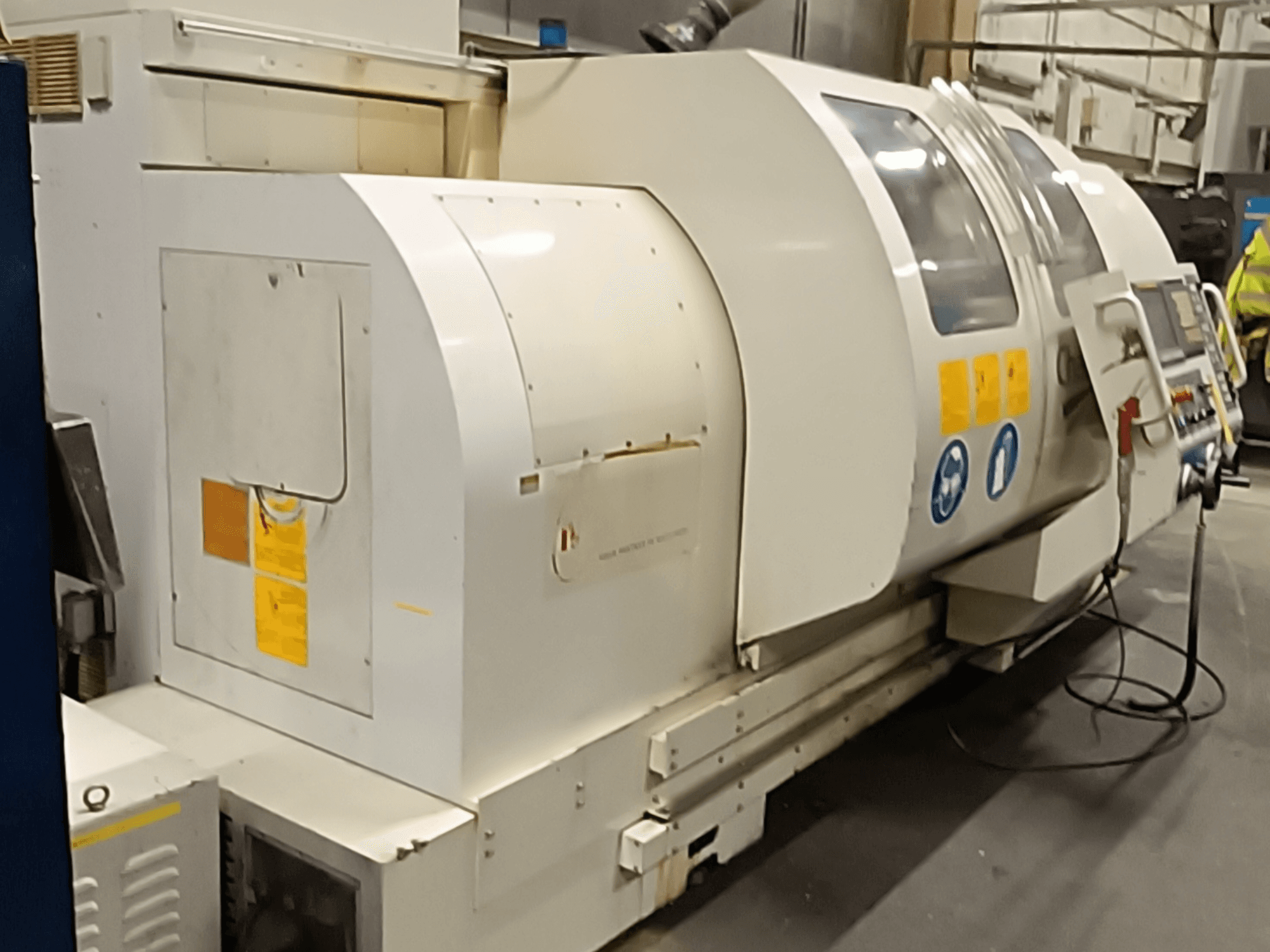 MONDIALE BNC-2260XL vízszintes esztergagép, oldalnézet, vezérlőpanel és biztonsági címkék.
