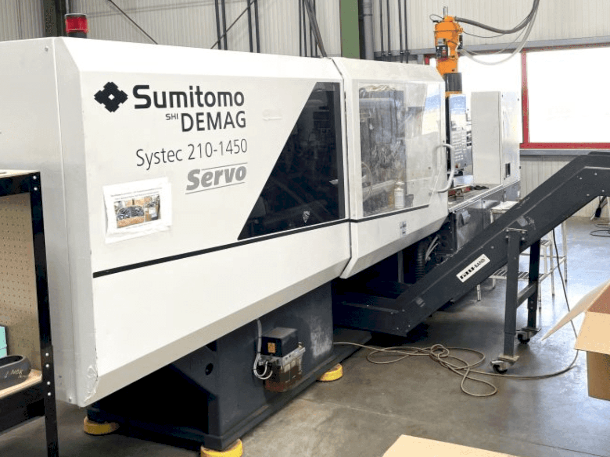 A DEMAG System 210-1450 gép elölnézete