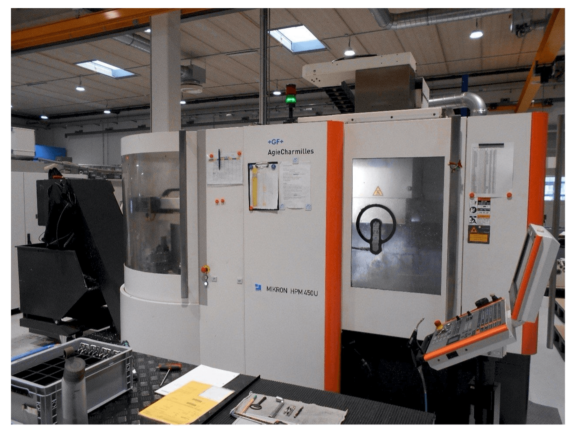 A AgieCharmilles Mikron HPM 450U gép elölnézete