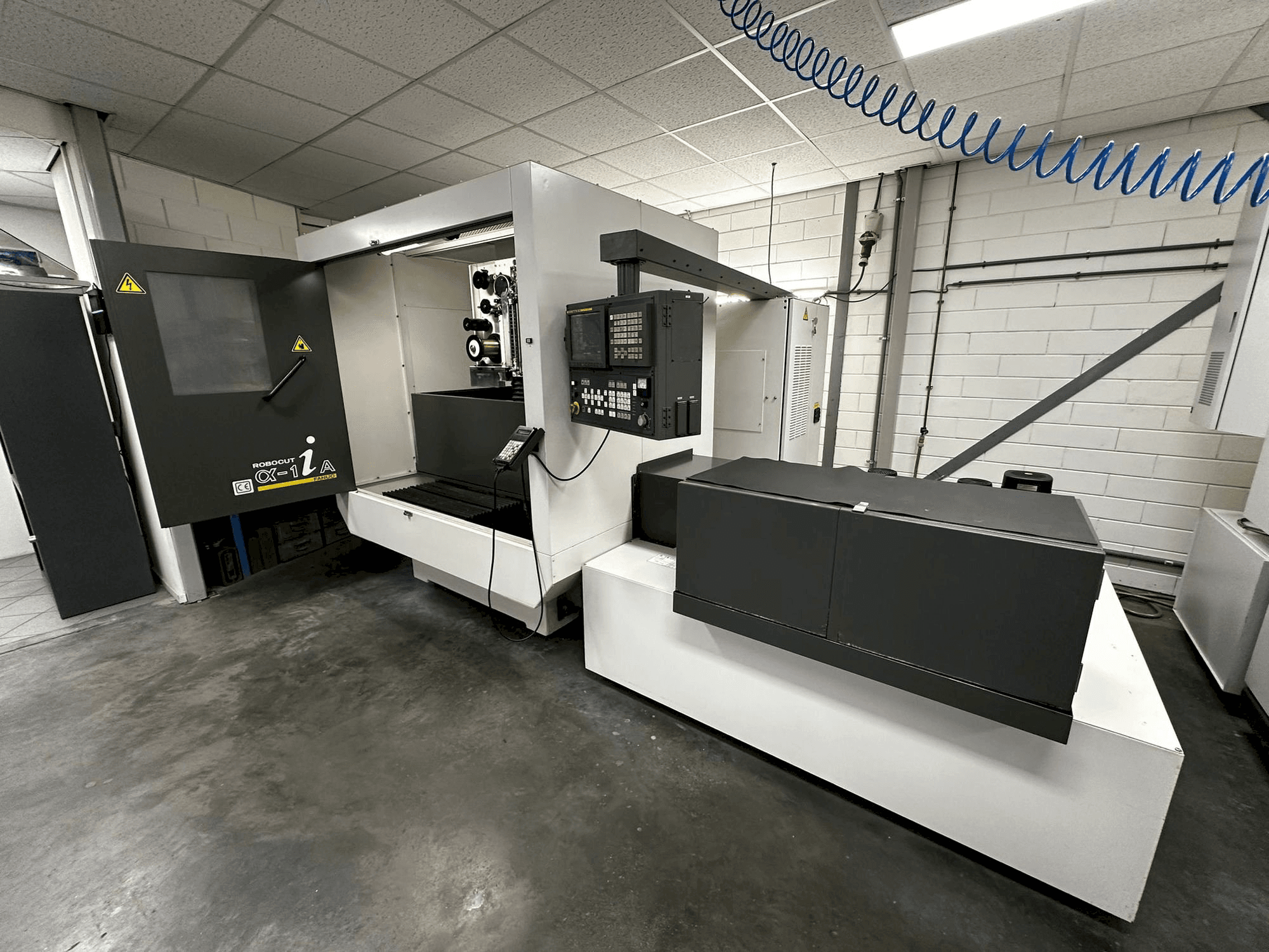 A FANUC Robocut α-1iA gép elölnézete