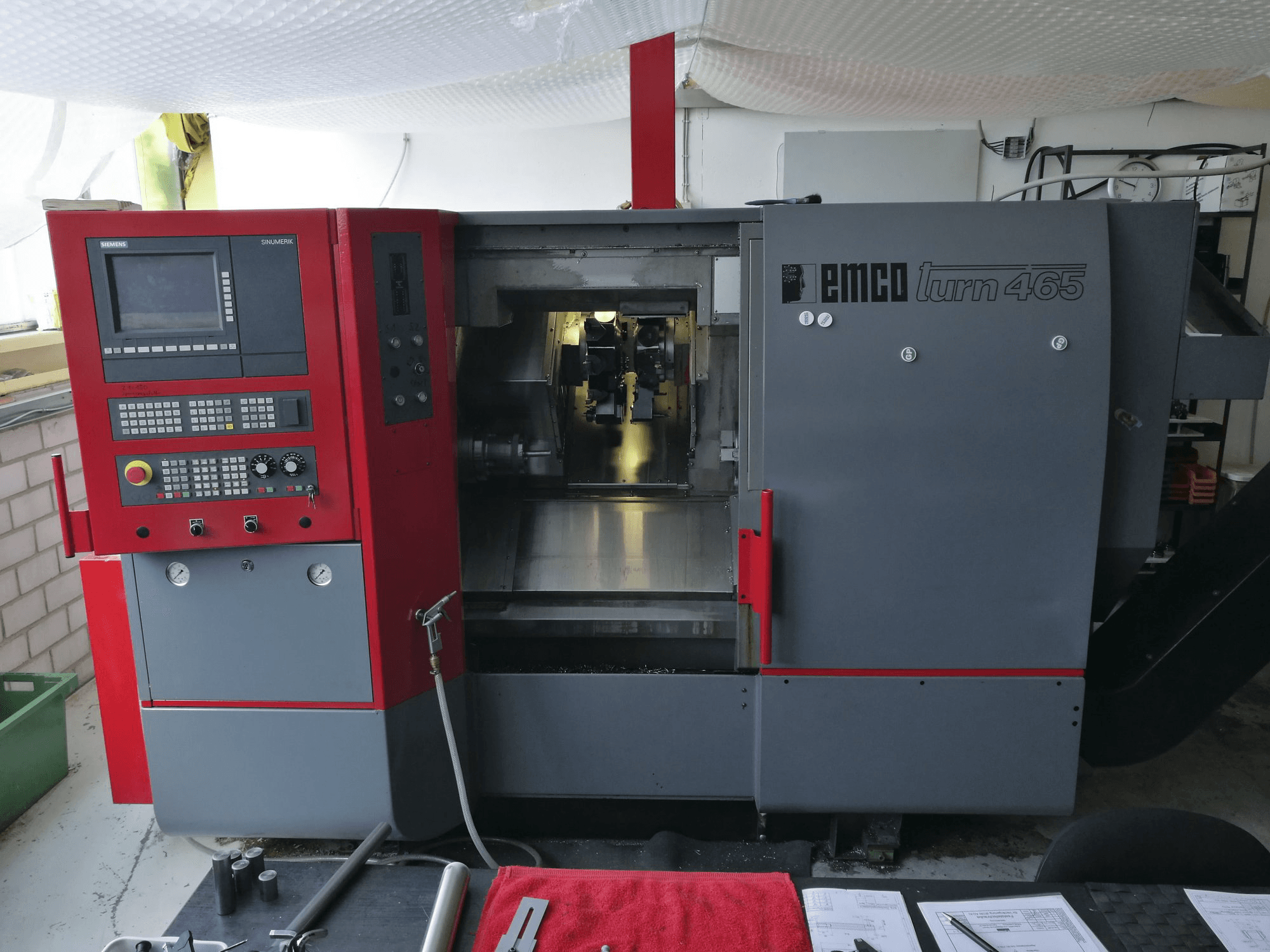 A EMCO EMCOTURN 465 DS gép elölnézete