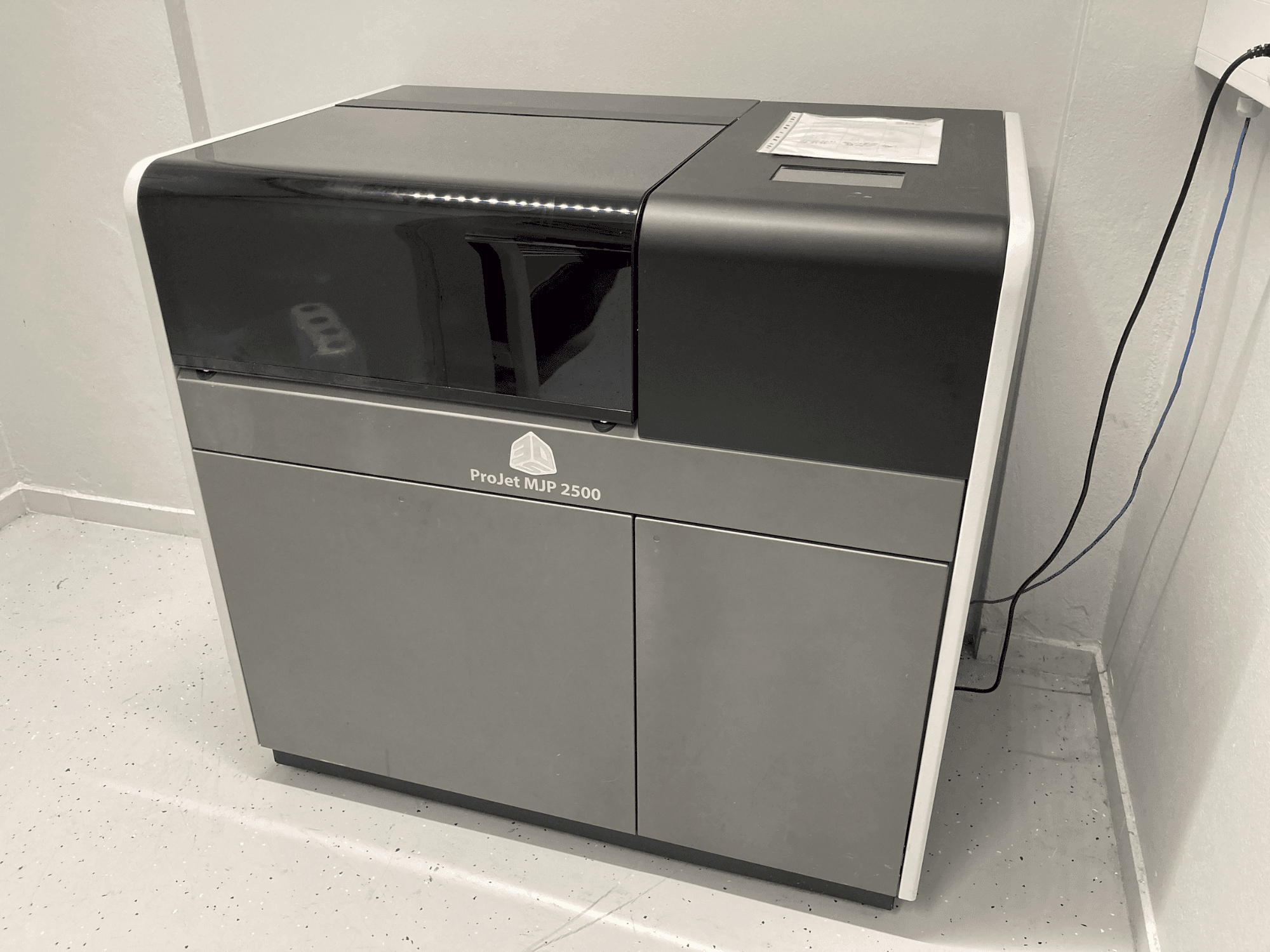 A 3DSYSTEMS Projet 2500 Plus gép elölnézete