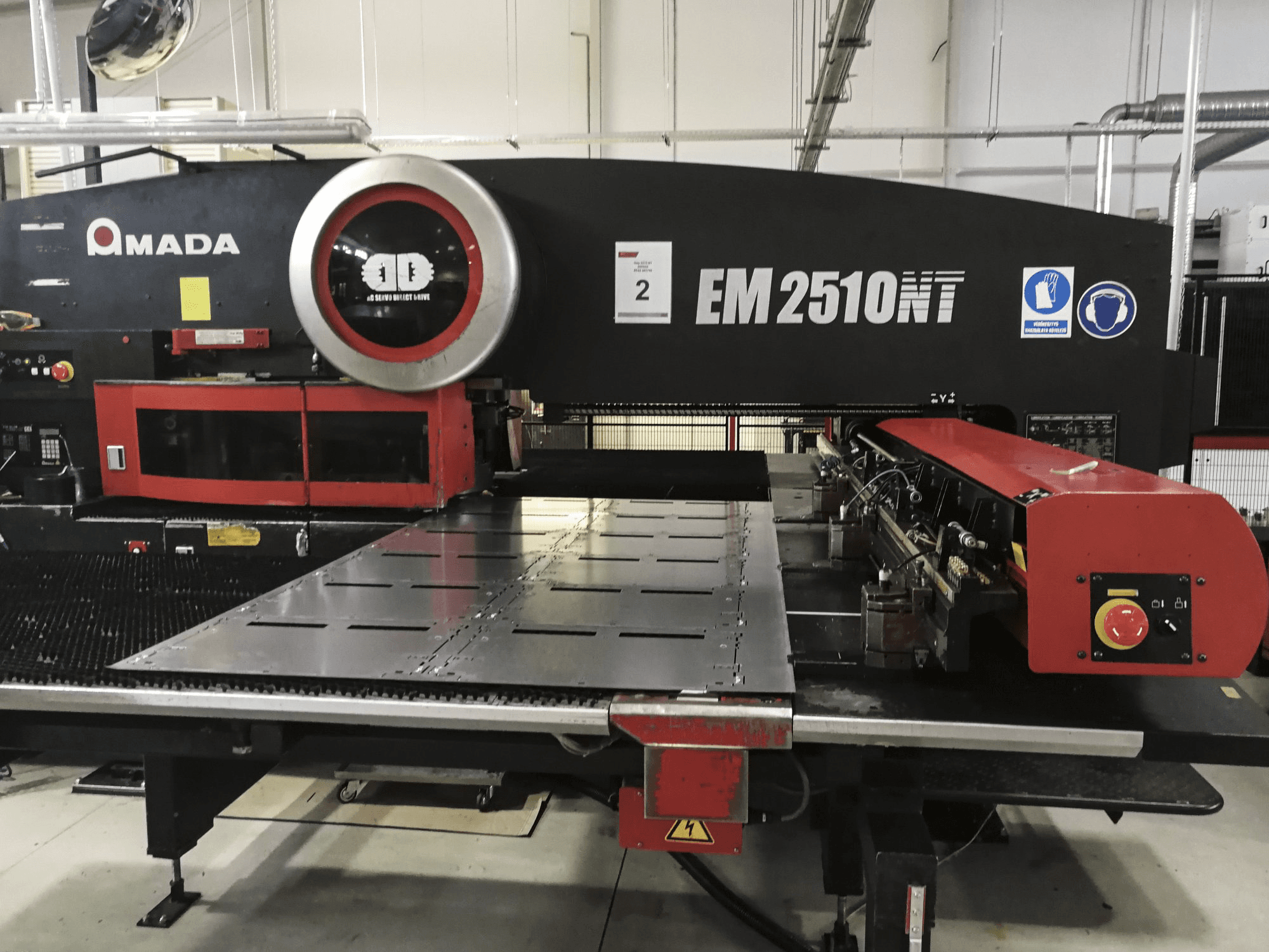 A AMADA EM2510NT gép elölnézete