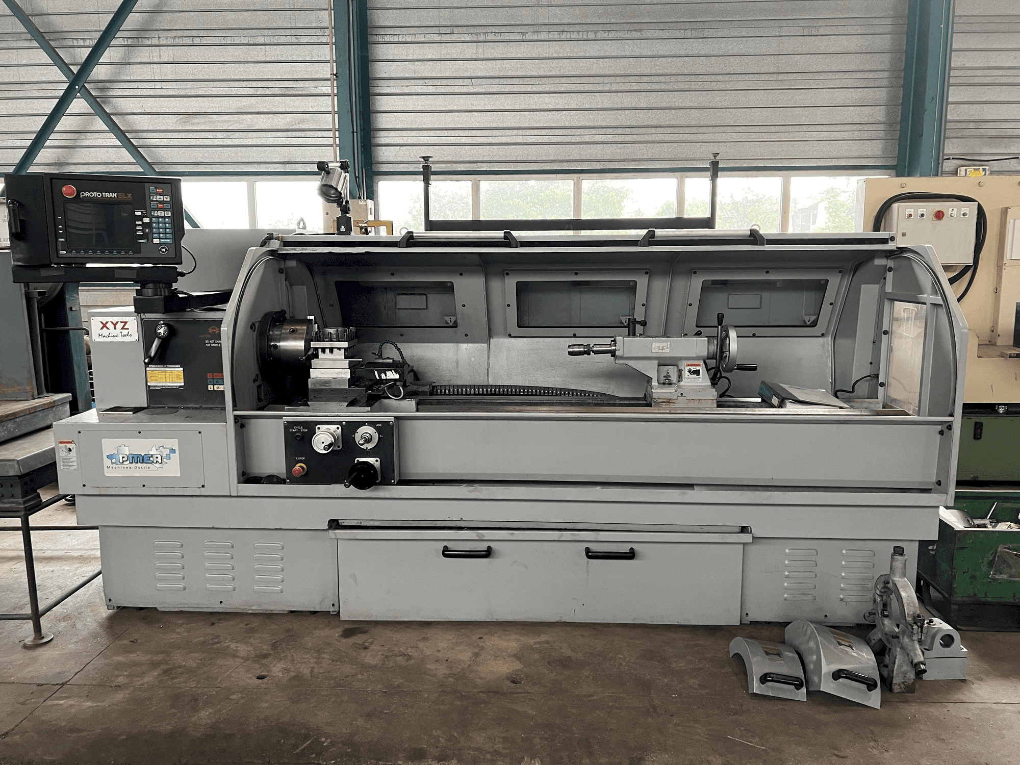 A XYZ PROTURN SLX 425-2M gép elölnézete