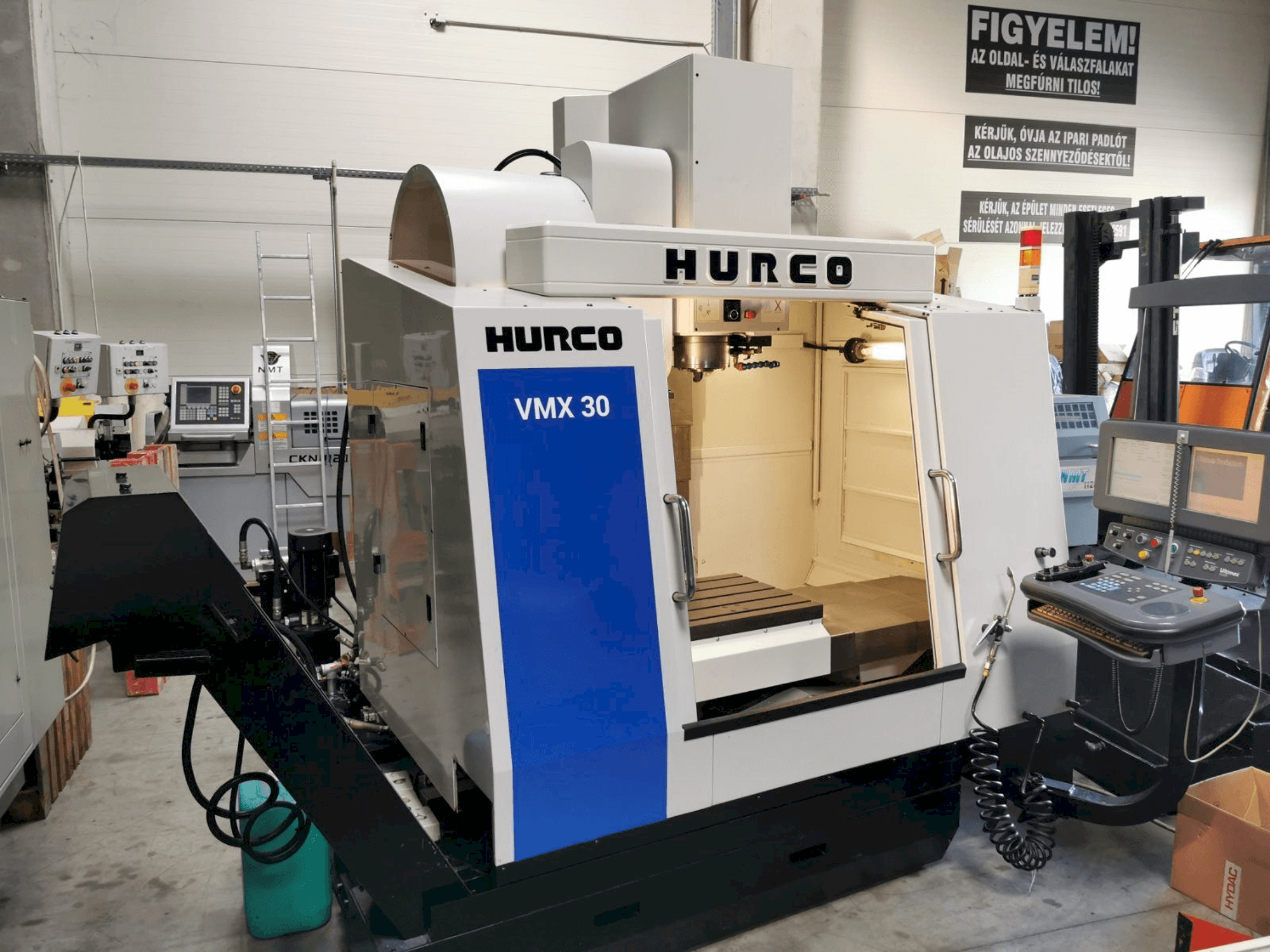 A Hurco VMX30 gép elölnézete