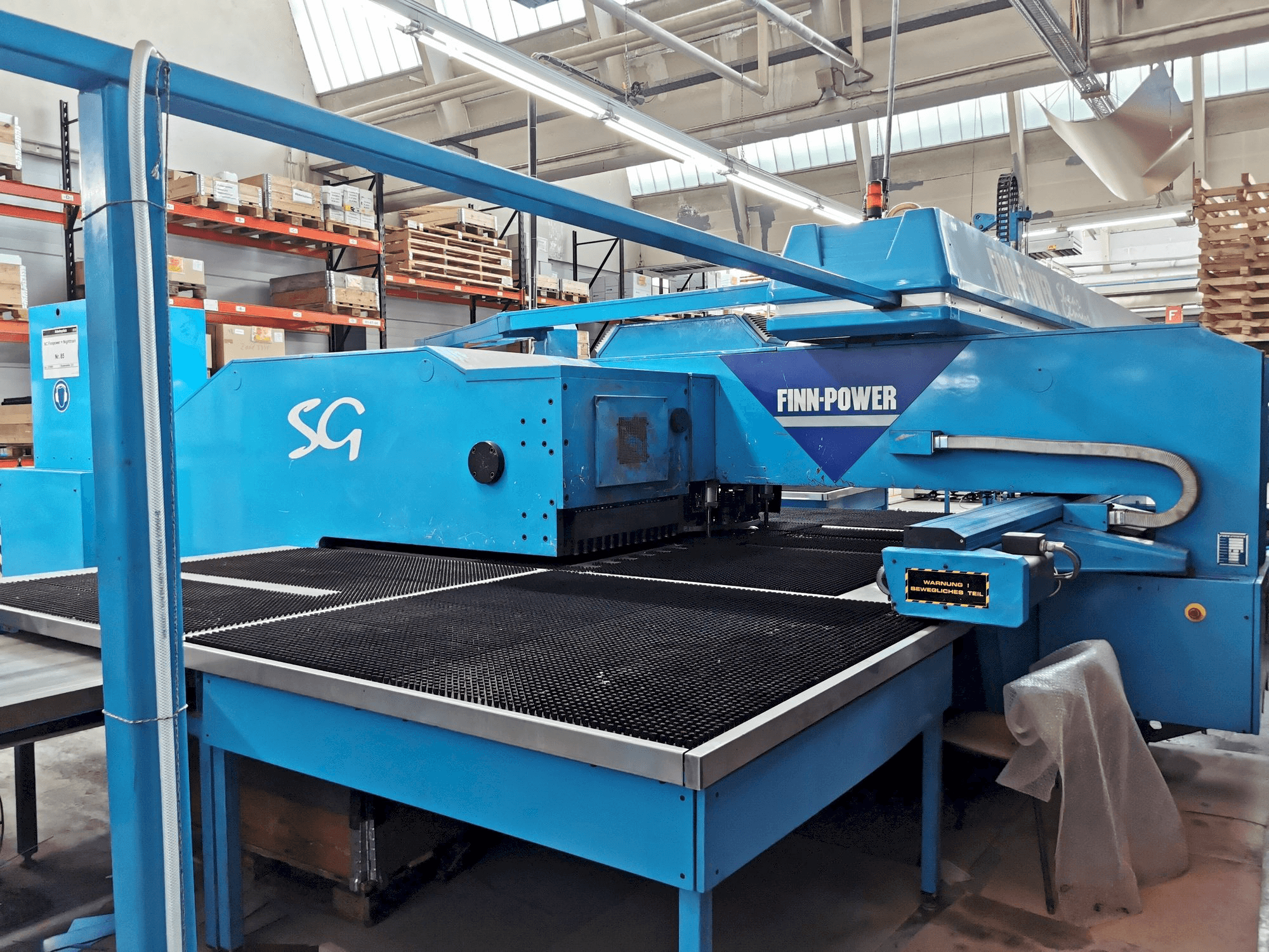 A Finn-Power RS 1000/38 gép elölnézete