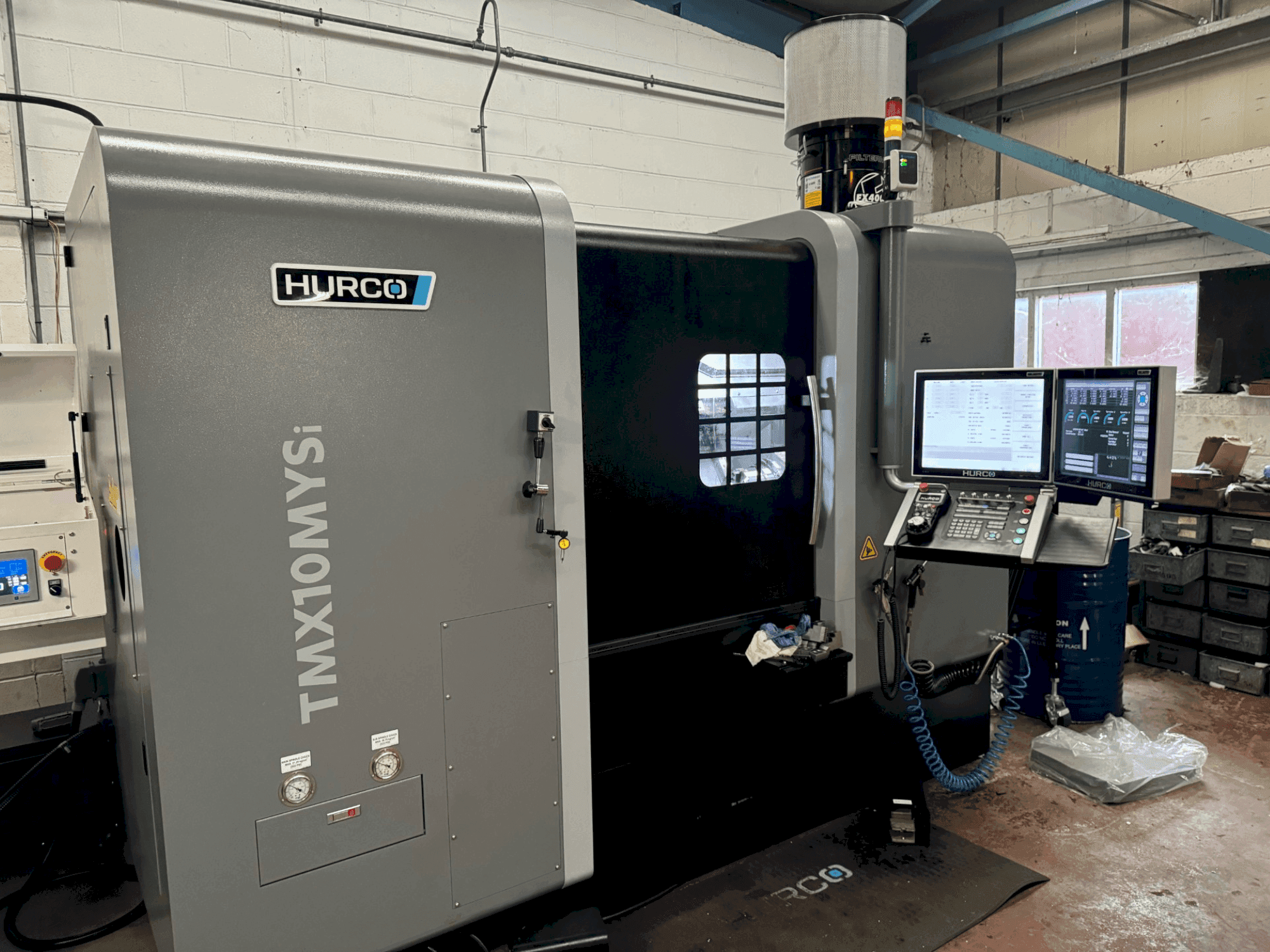 A Hurco TMX10-MYSi gép elölnézete