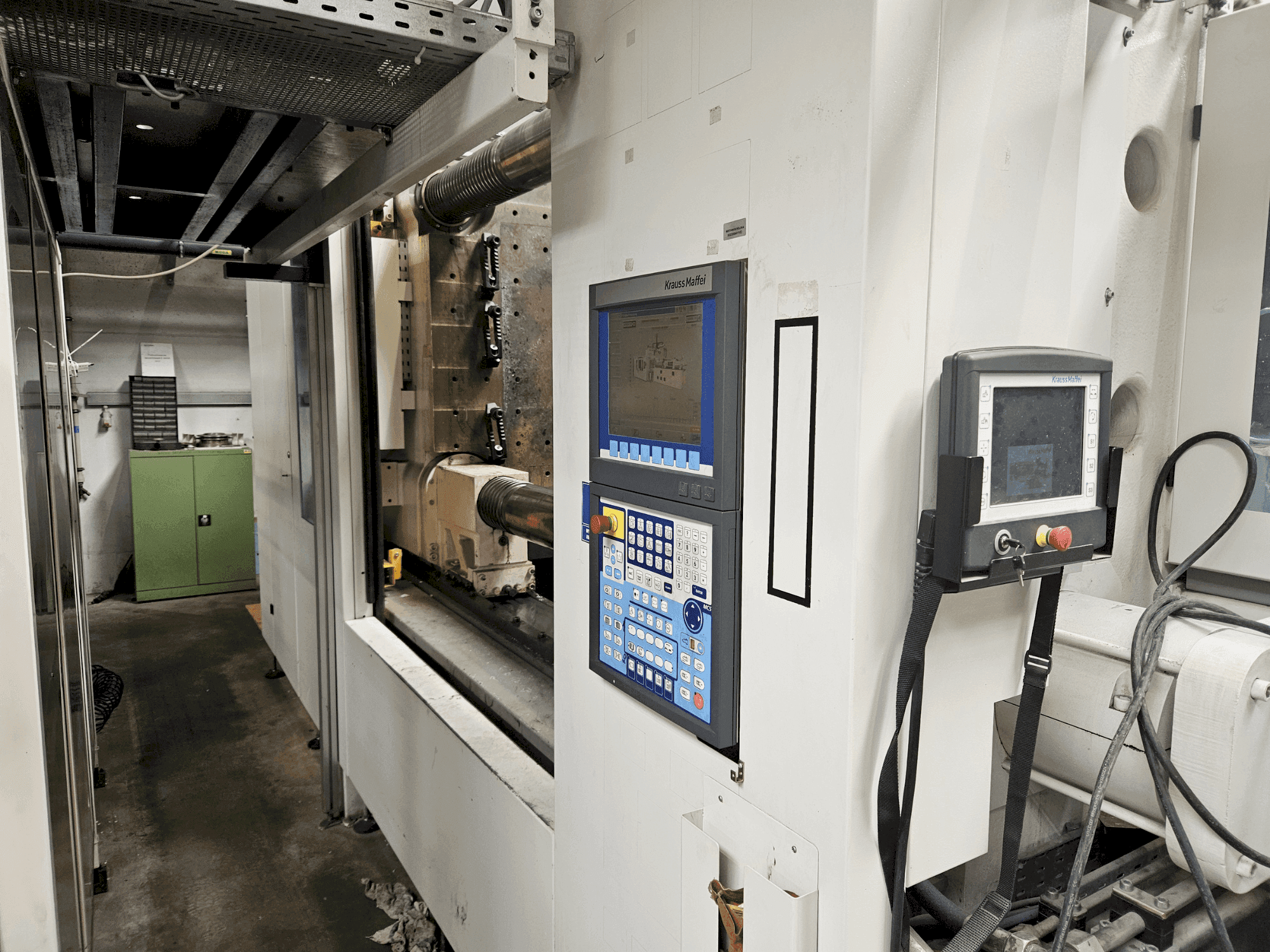 A Krauss Maffei 800-12000 MX gép elölnézete