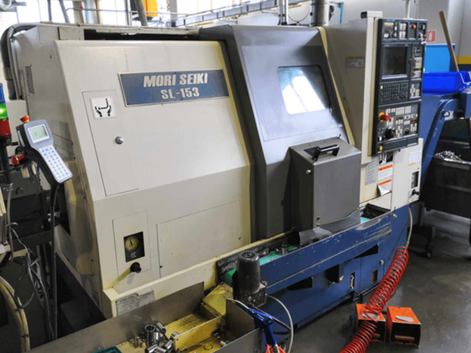 MORI SEIKI SL-153 SMC vízszintes esztergagép, elölnézetből, a vezérlőpanel és a kezelési jellemzők bemutatása.