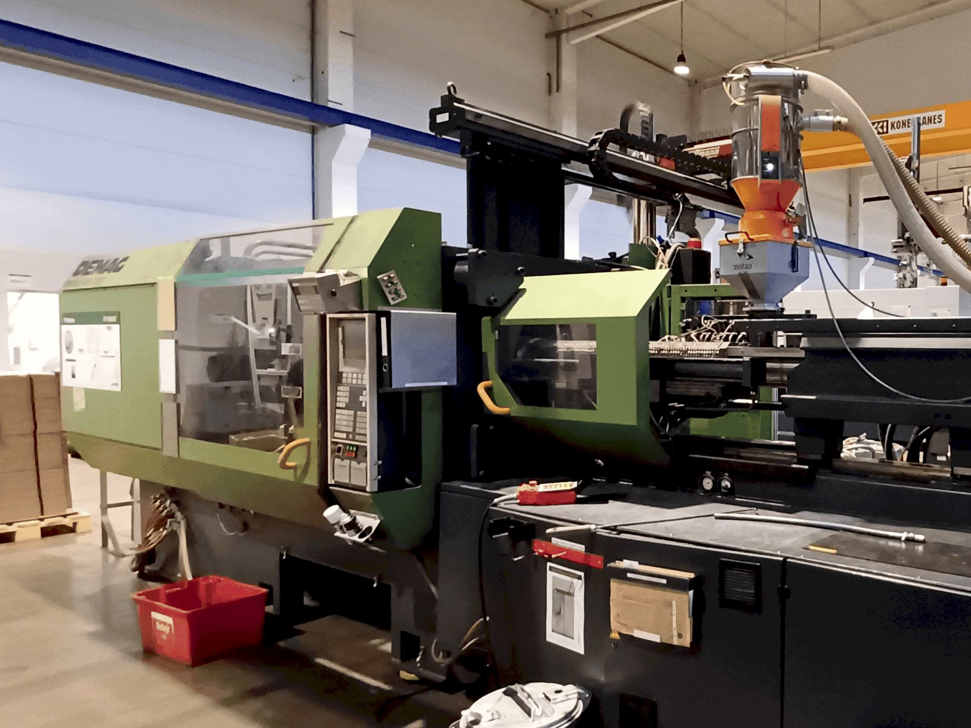 A DEMAG ERGOTECH 4200-2300 gép elölnézete