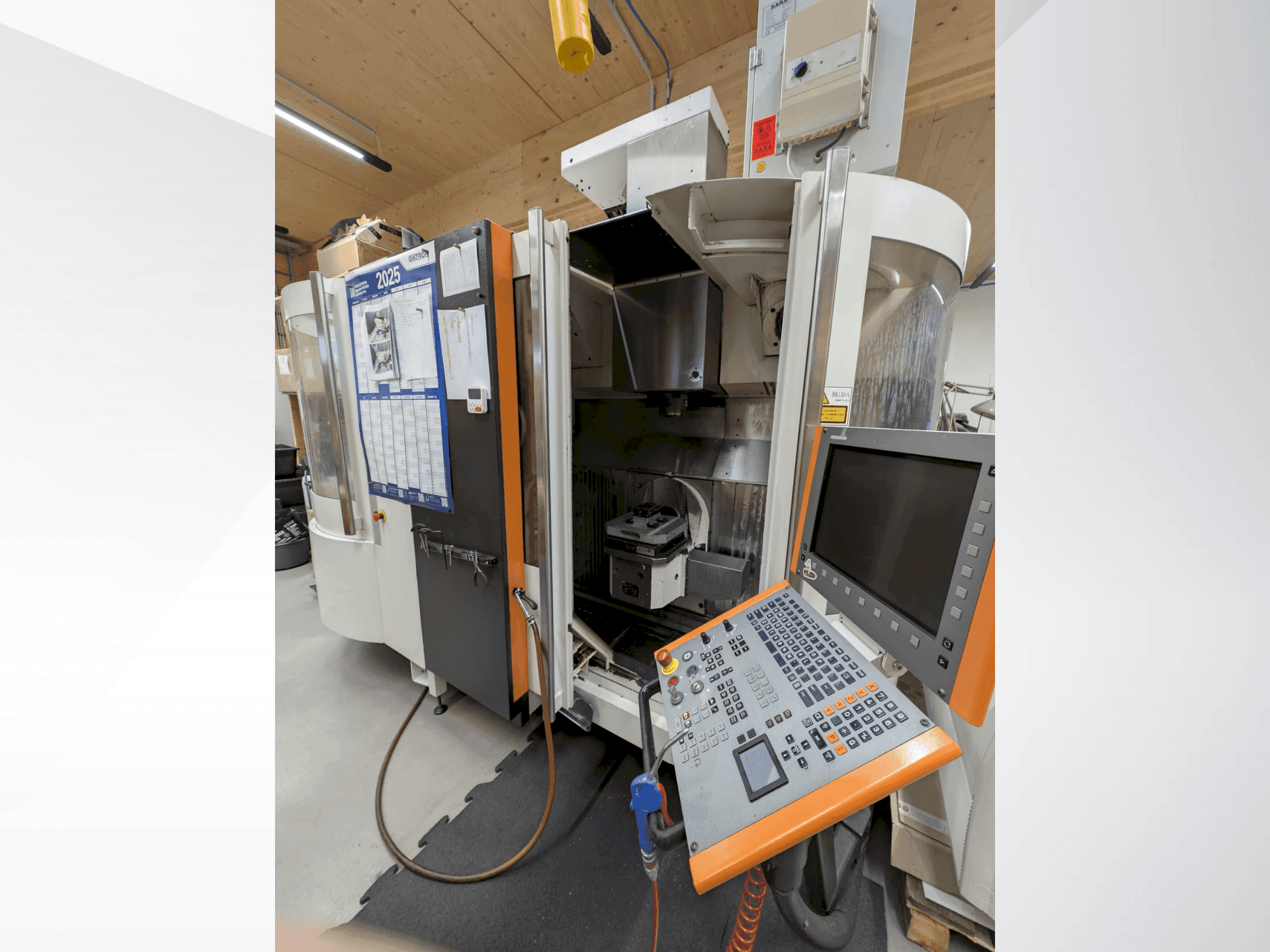 A MIKRON UCP 600 Vario gép elölnézete