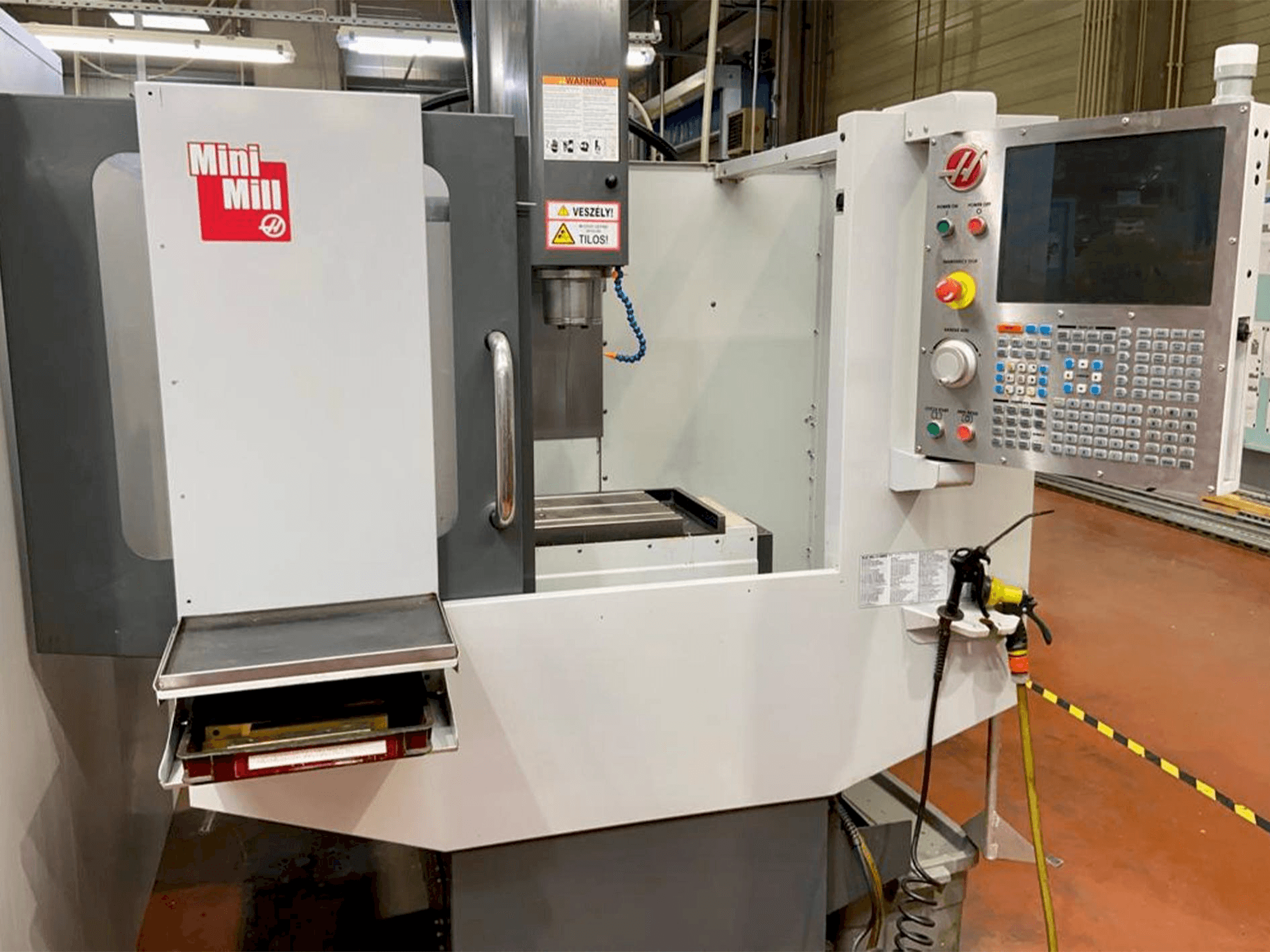 A HAAS MINIMILL gép elölnézete