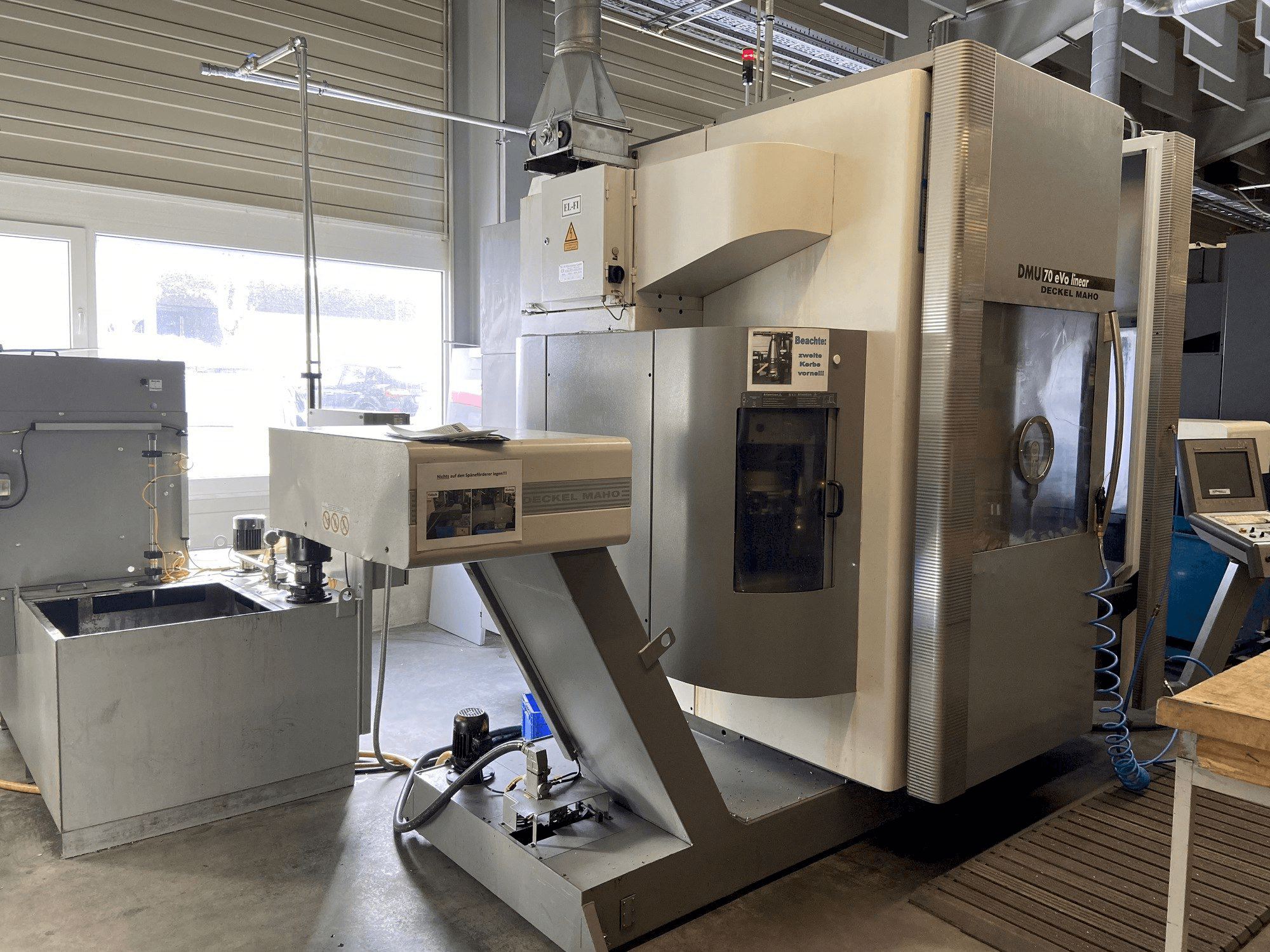 A DECKEL MAHO DMU 70 eVo linear gép elölnézete