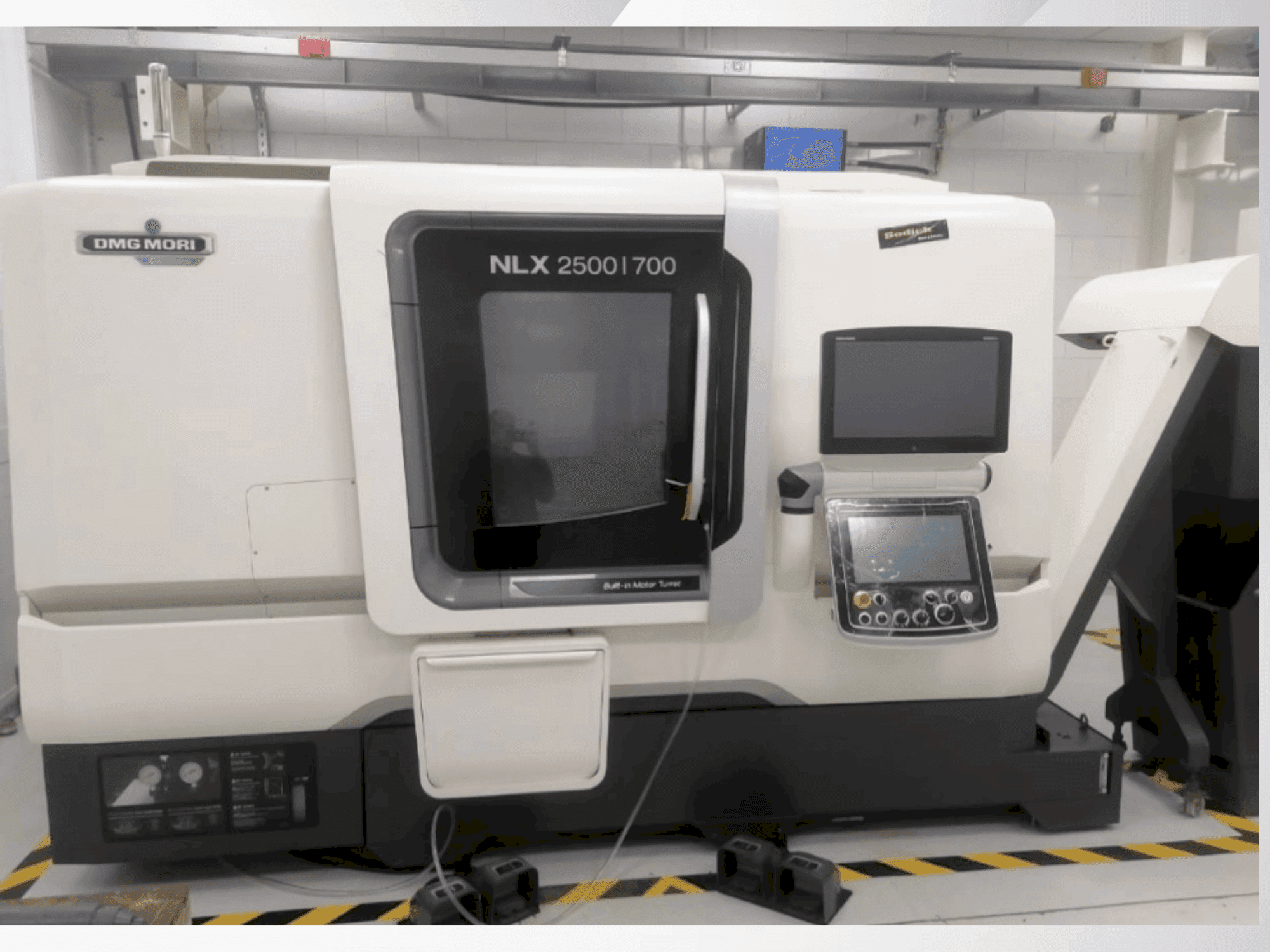 A DMG MORI NLX 2500/700 gép elölnézete