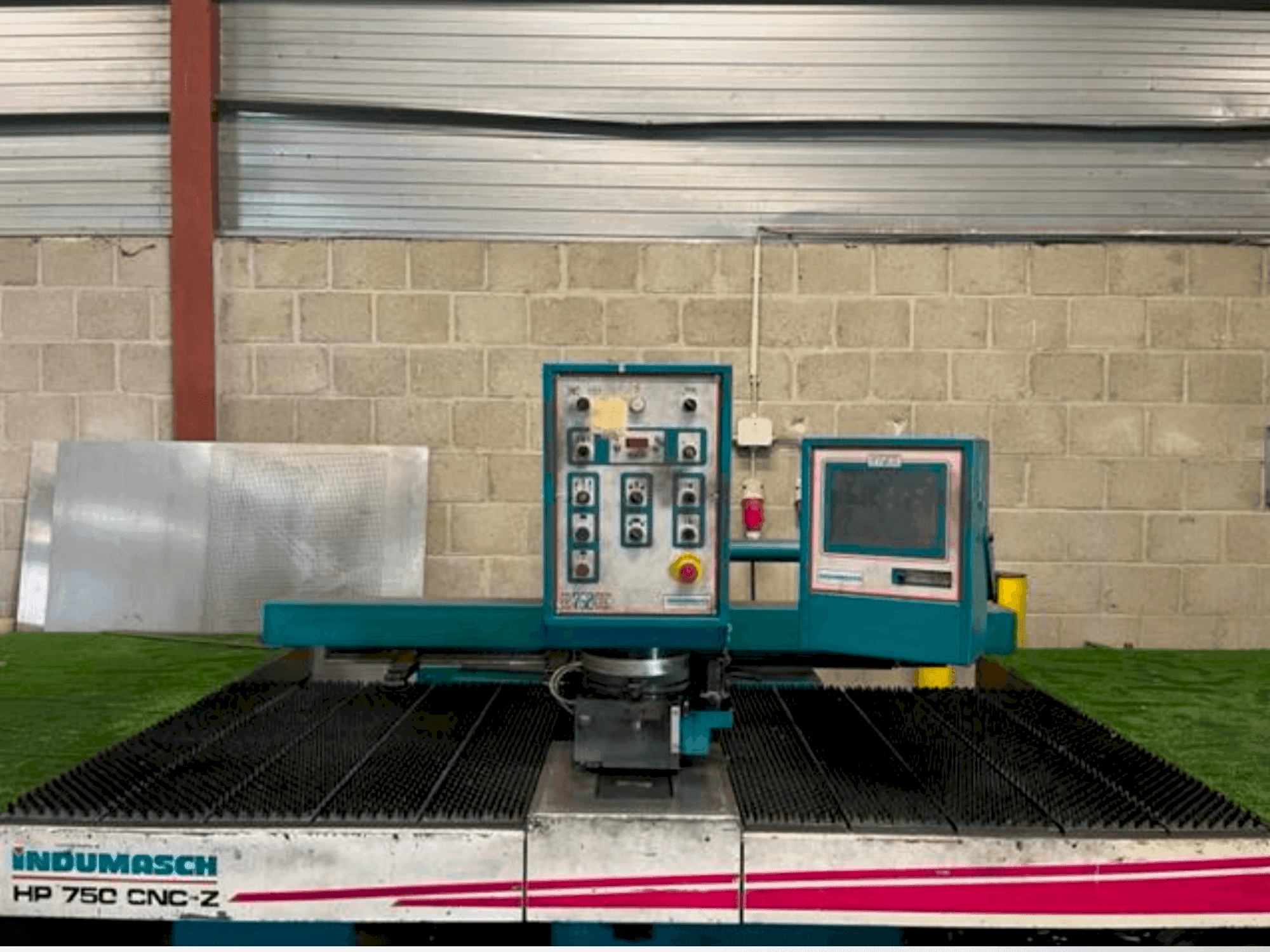 A Indumasch HP 750 CNC/Z gép elölnézete