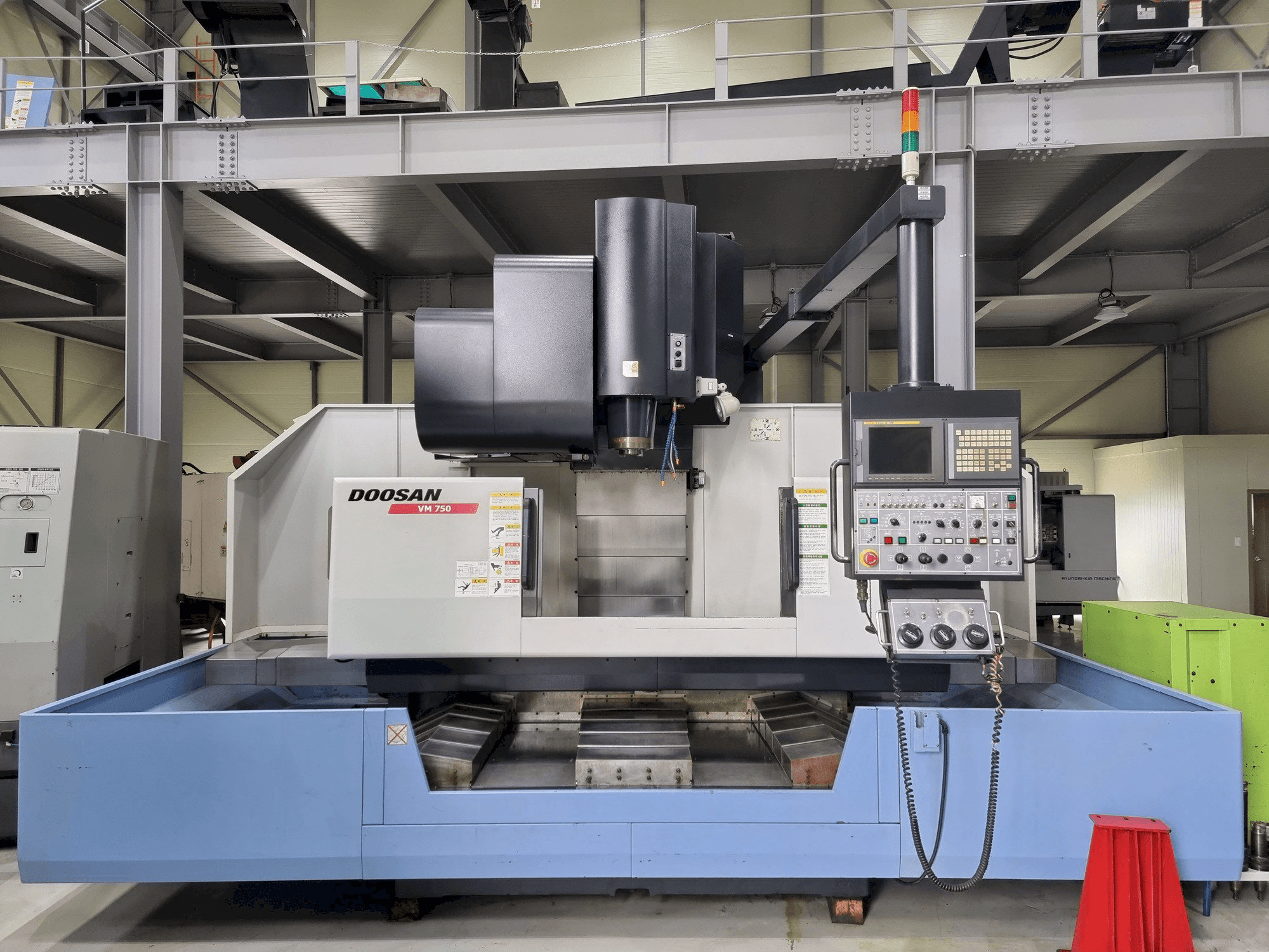 A Doosan VM750 gép elölnézete