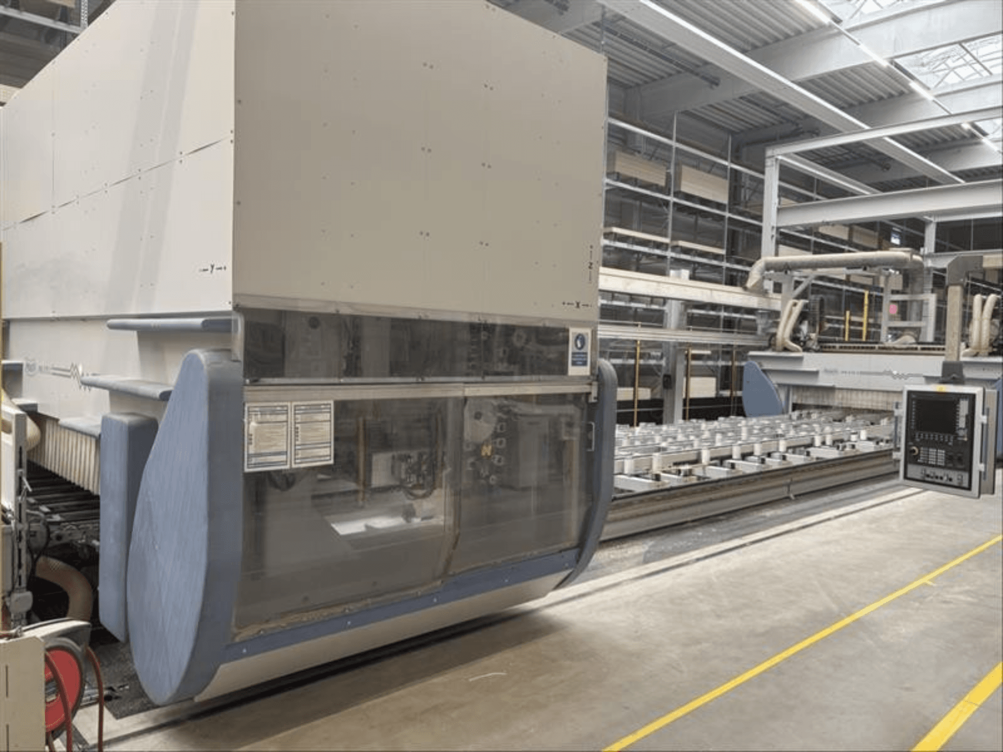CNC megmunkálóközpont MAKA PM 270 X, előlnézet, a vezérlőpanel és a gép részletei gyári környezetben.