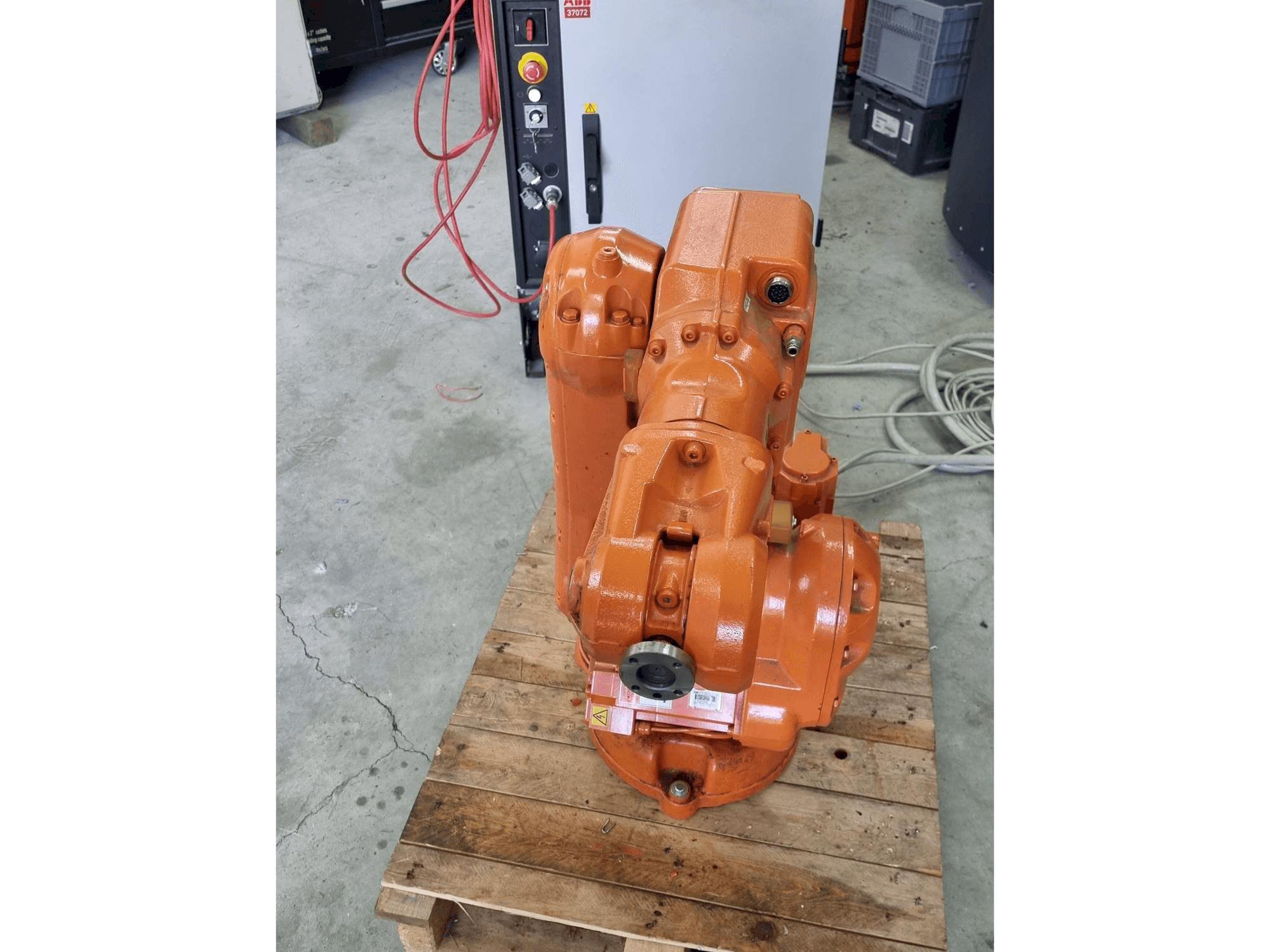 A ABB IRB140 - IRC5 gép elölnézete