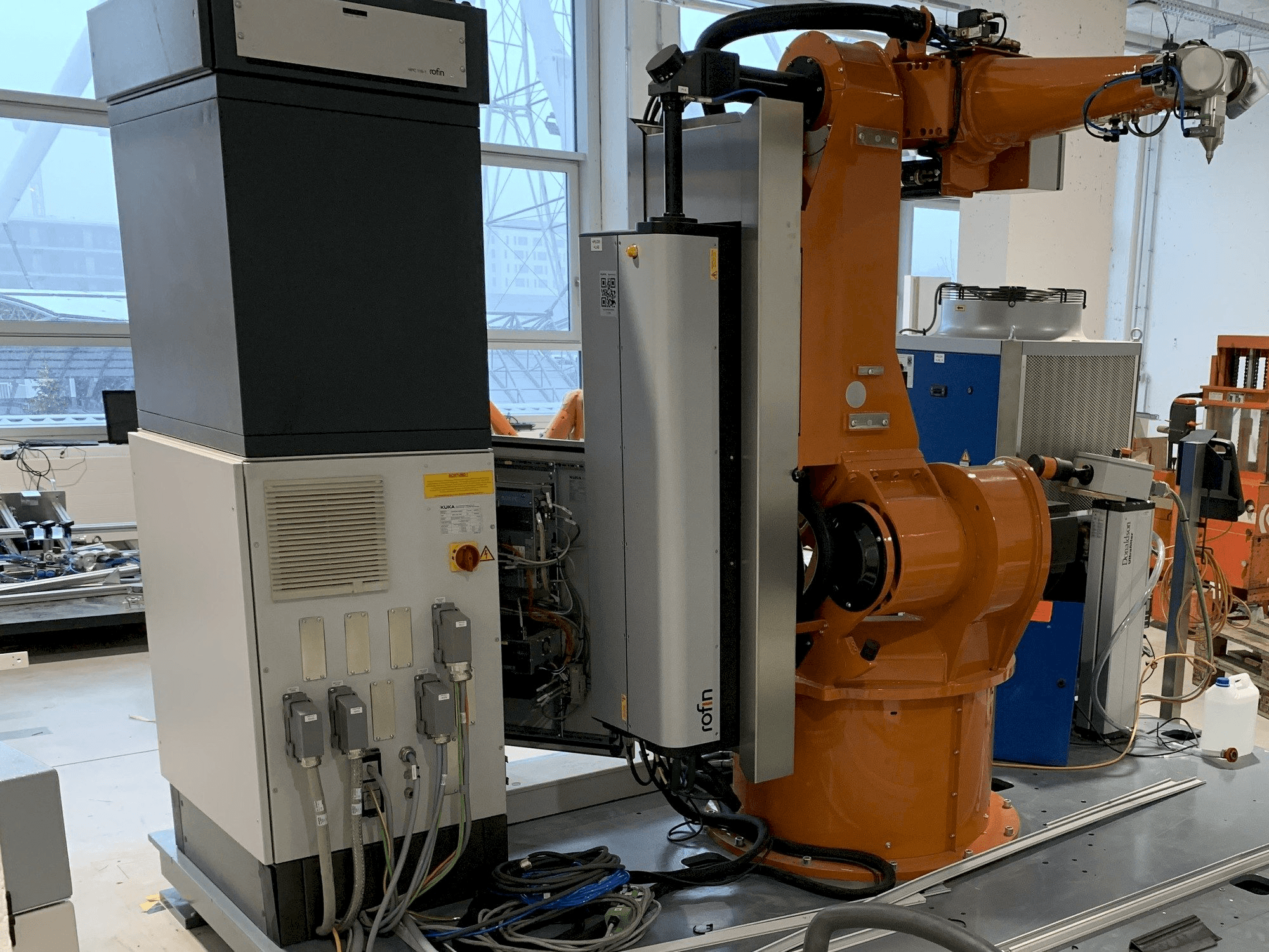 A Reis Robotics Laserroboter RV6L gép elölnézete