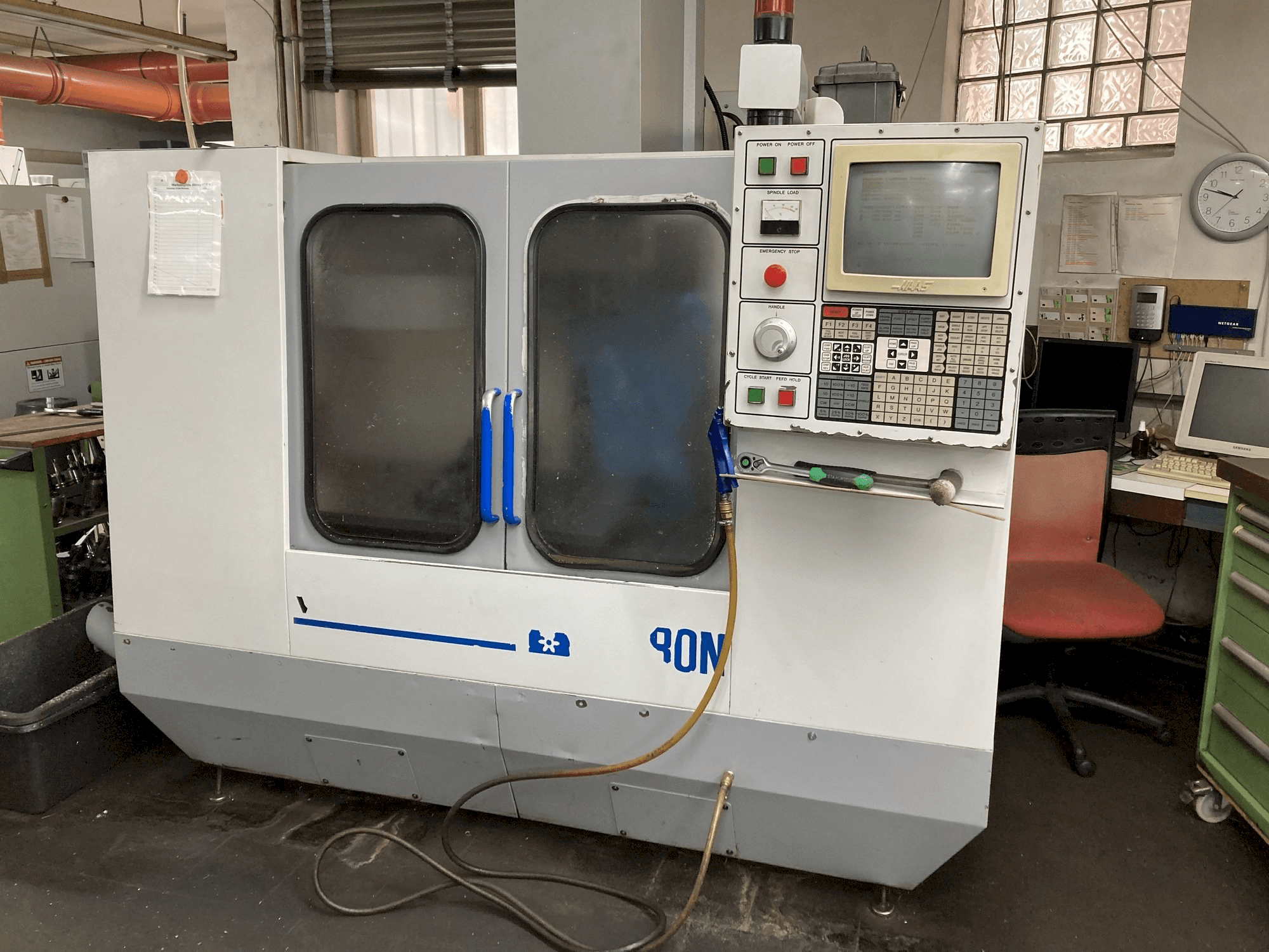 A MIKRON VCE750 gép elölnézete