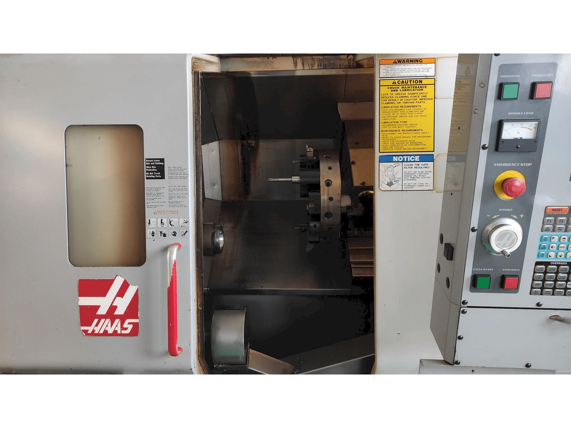 A HAAS SL-20HE gép elölnézete